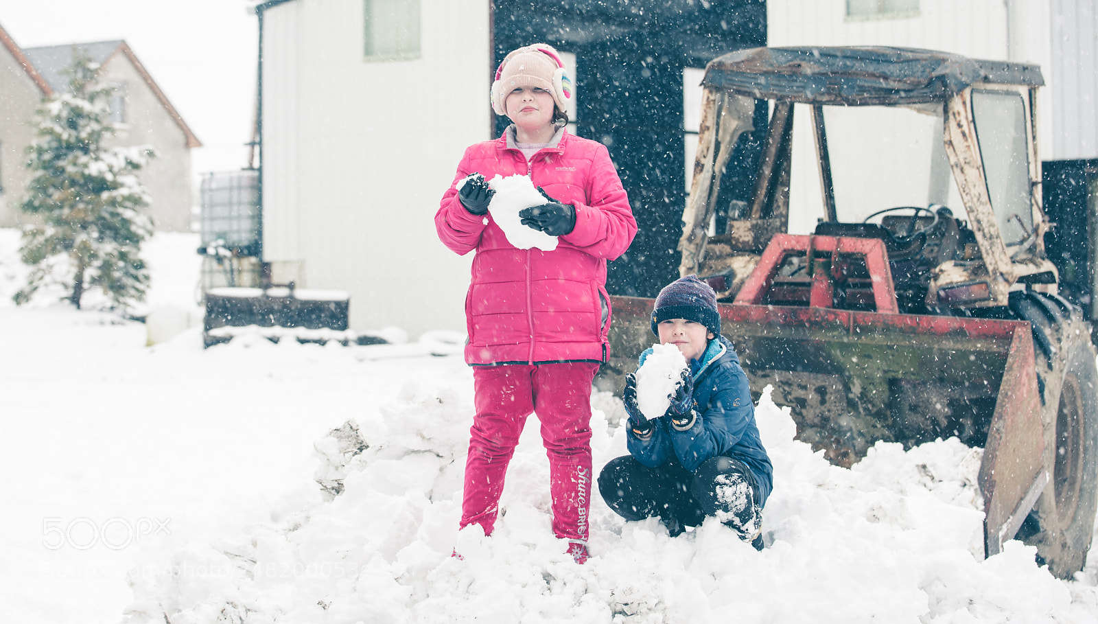 Nikon D810 sample photo. Kids at tractor 1 photography