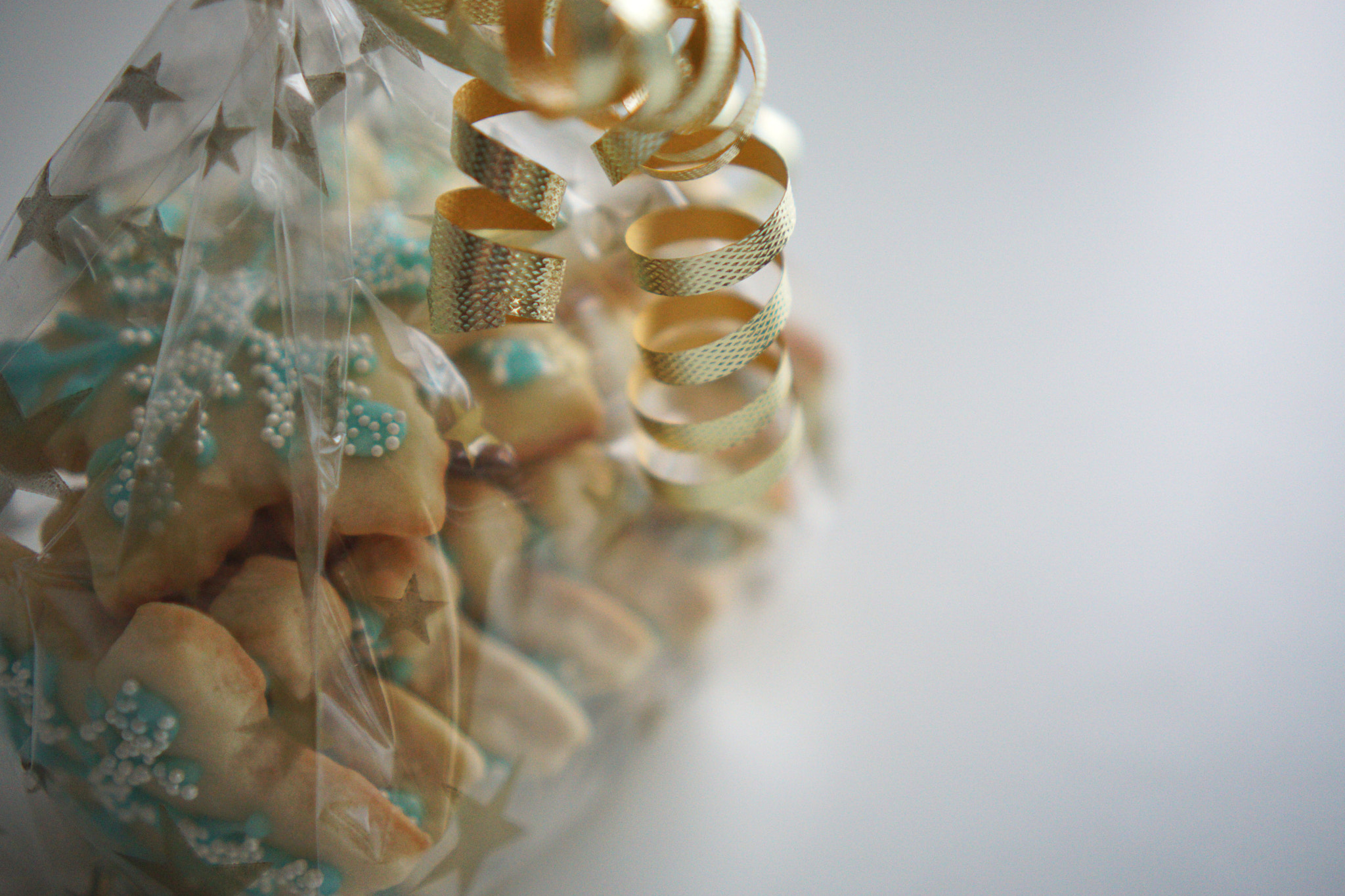 Sony a6000 + Sony E 35mm F1.8 OSS sample photo. Snowflake cookies photography
