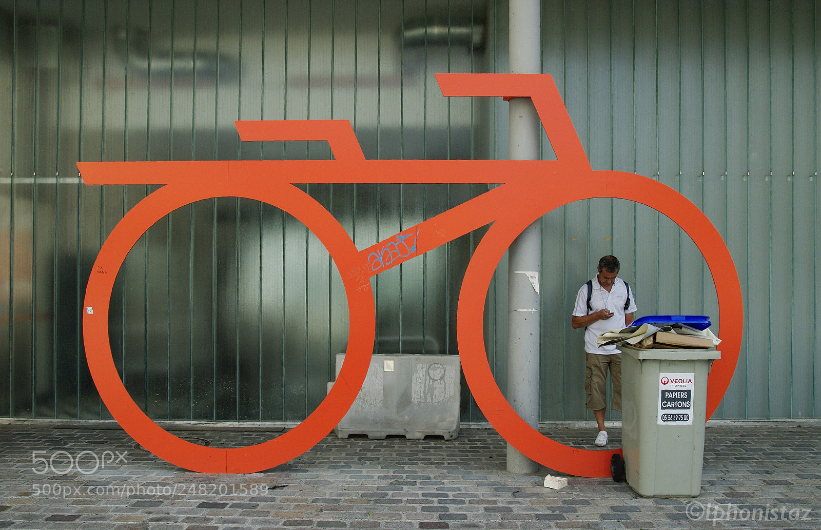 Pentax K20D sample photo. Man and the bike photography