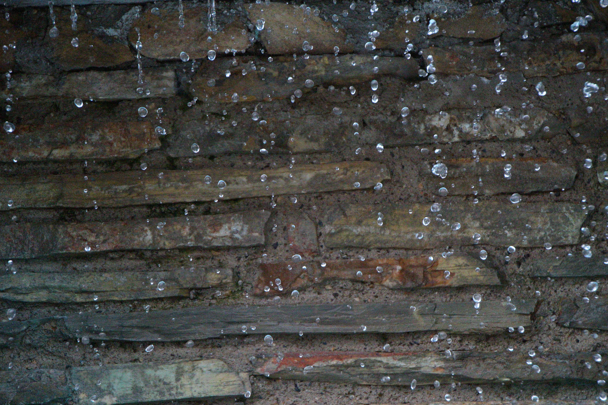 Canon EOS 100D (EOS Rebel SL1 / EOS Kiss X7) sample photo. Wall and drops.. photography