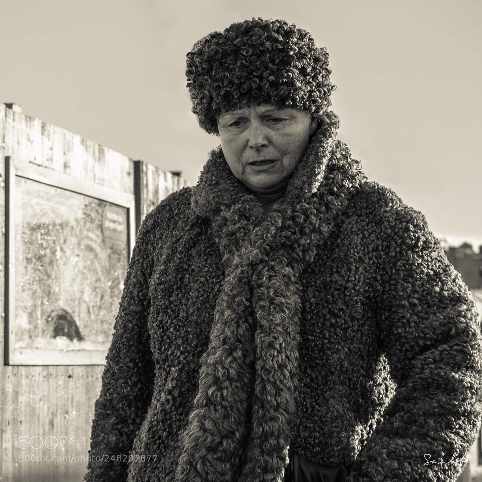 Sony a7R II sample photo. I've seen the coat photography