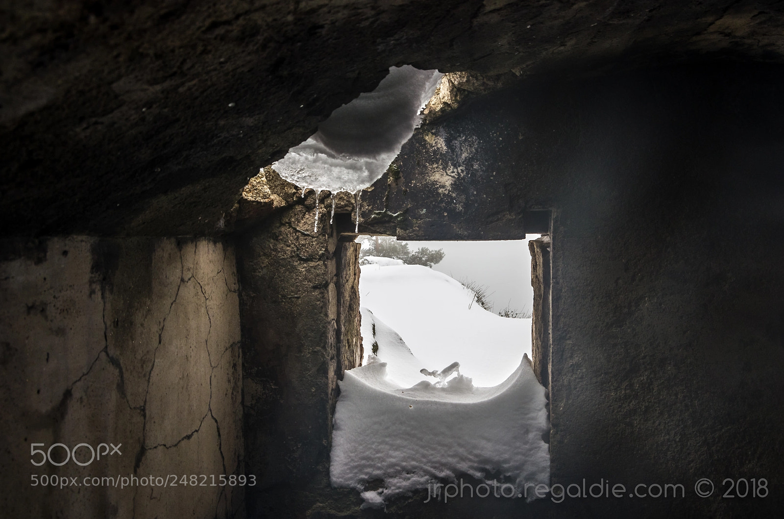 Pentax K-5 sample photo. Dentro del refugio catenaria photography