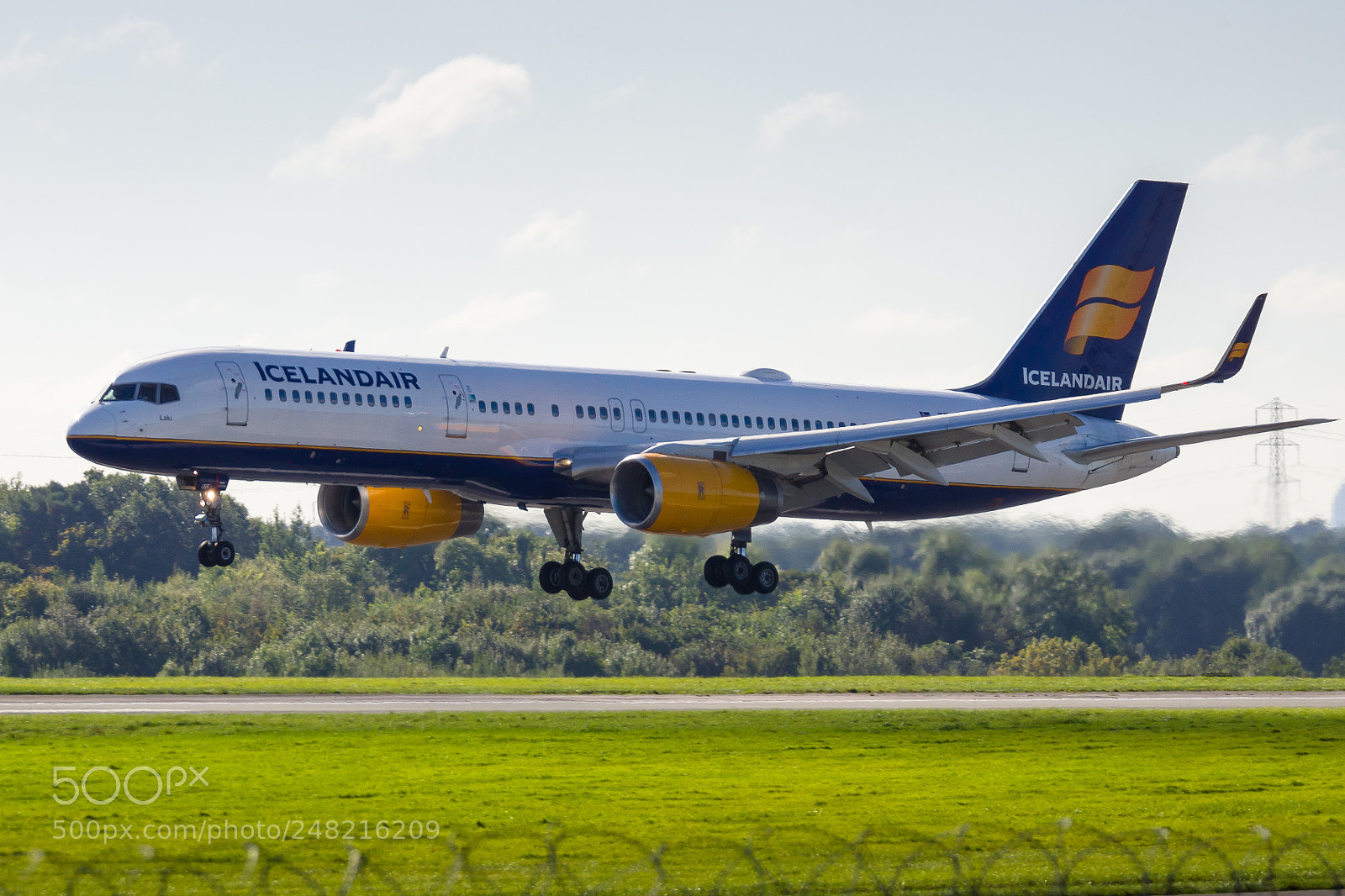 Sony SLT-A65 (SLT-A65V) sample photo. Icelandair 757-200 lands at photography
