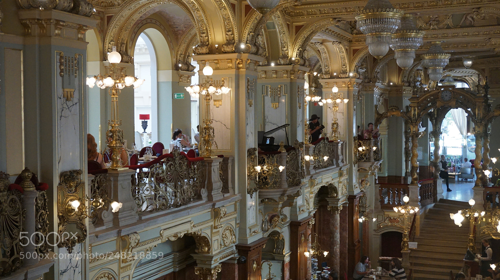 Sony E 16-50mm F3.5-5.6 PZ OSS sample photo. New york cafe budapest photography