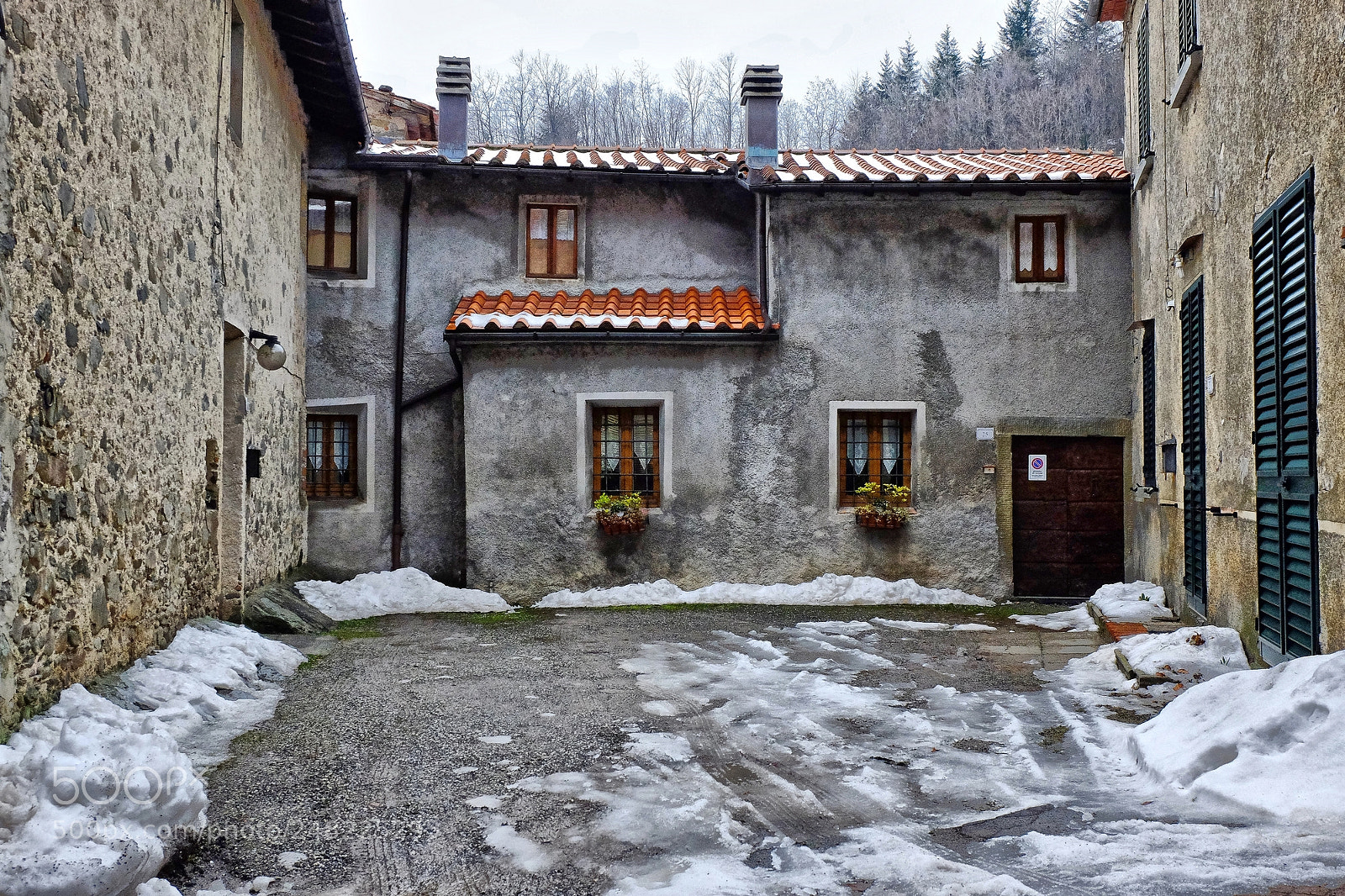 Fujifilm X-M1 sample photo. Winter courtyard photography
