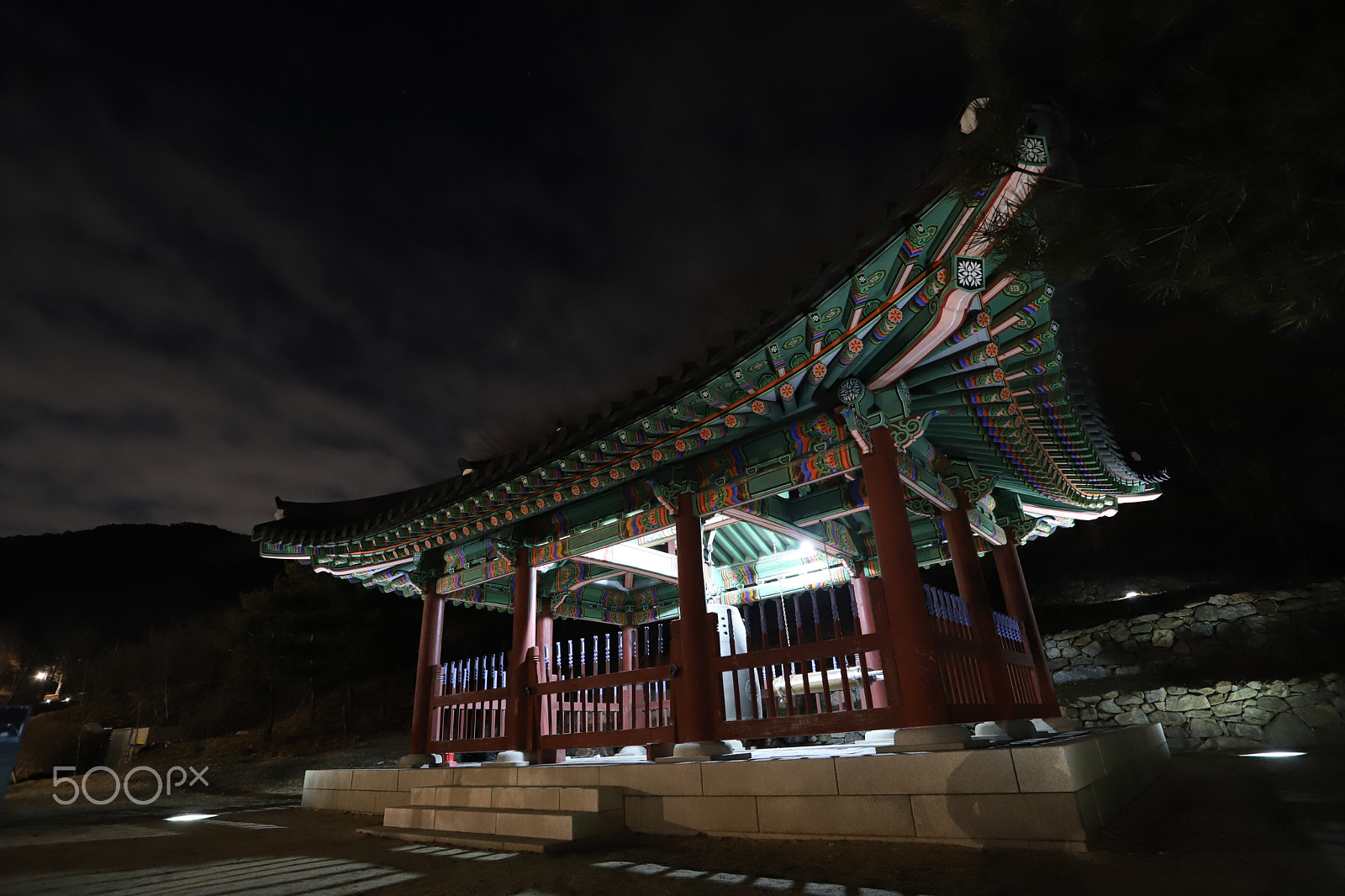 Canon EOS 6D Mark II + Canon EF 17-40mm F4L USM sample photo. Korean architecture at night photography