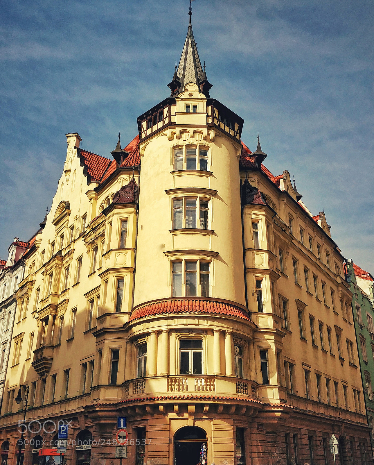 OnePlus 5T sample photo. Just another building in photography