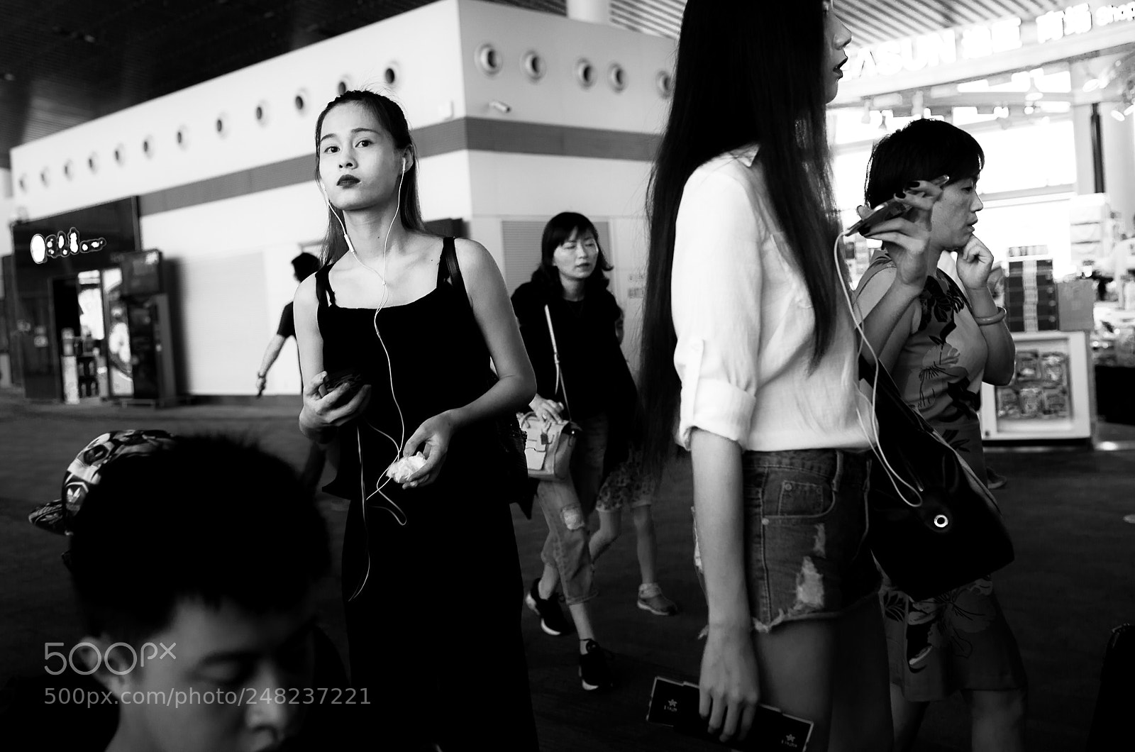 Nikon D800 sample photo. A glance in street photography