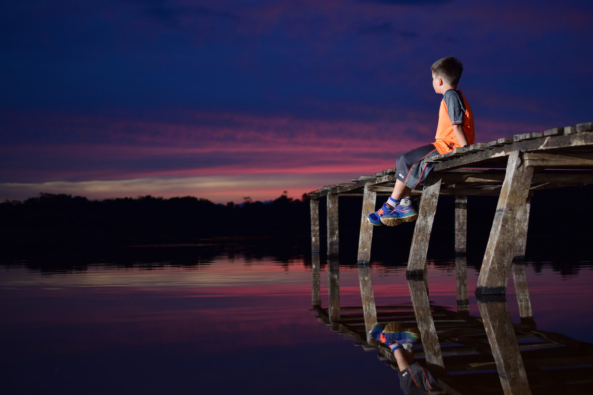 Nikon D5300 + Nikon AF-S DX Nikkor 35mm F1.8G sample photo. Nico en el muelle photography