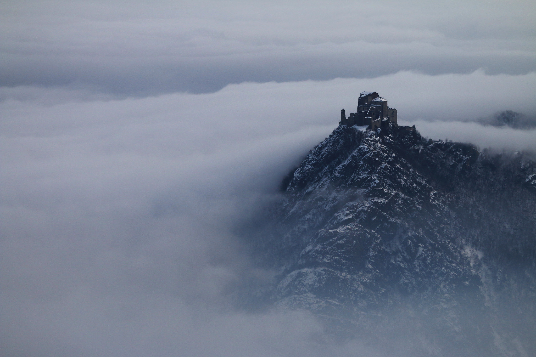 Canon EF-S 55-250mm F4-5.6 IS II sample photo. L'abbraccio della nebbia photography