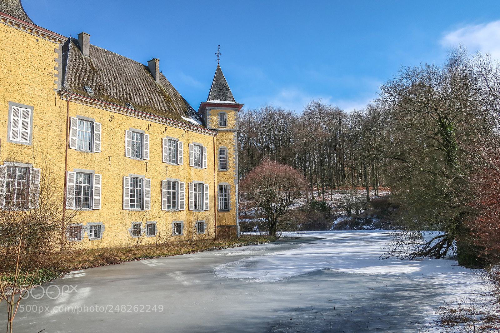 Canon PowerShot G9 X Mark II sample photo. Yellow castle in winter. photography