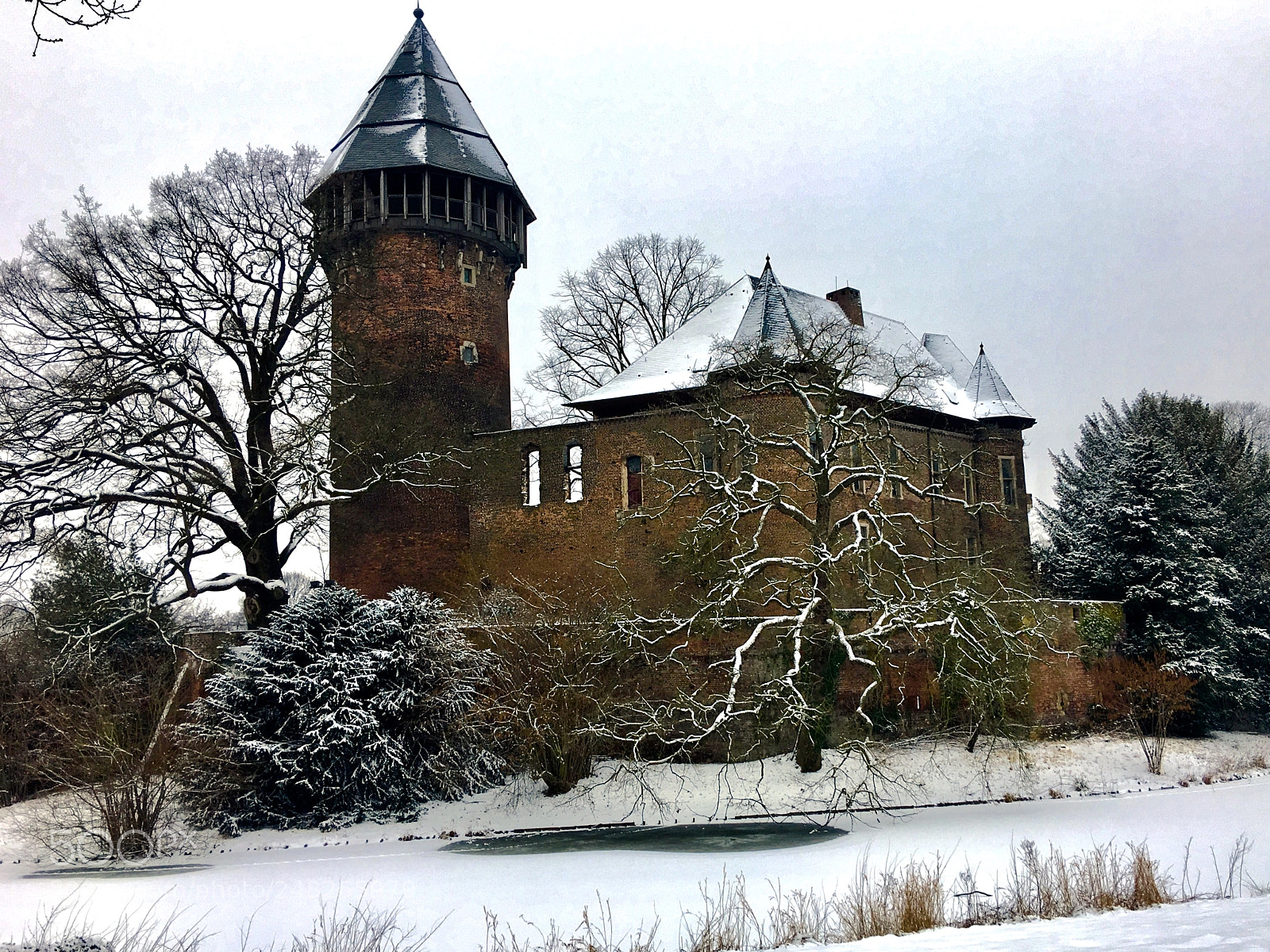 Apple iPhone 6s Plus sample photo. Linn castle in wintertime. photography