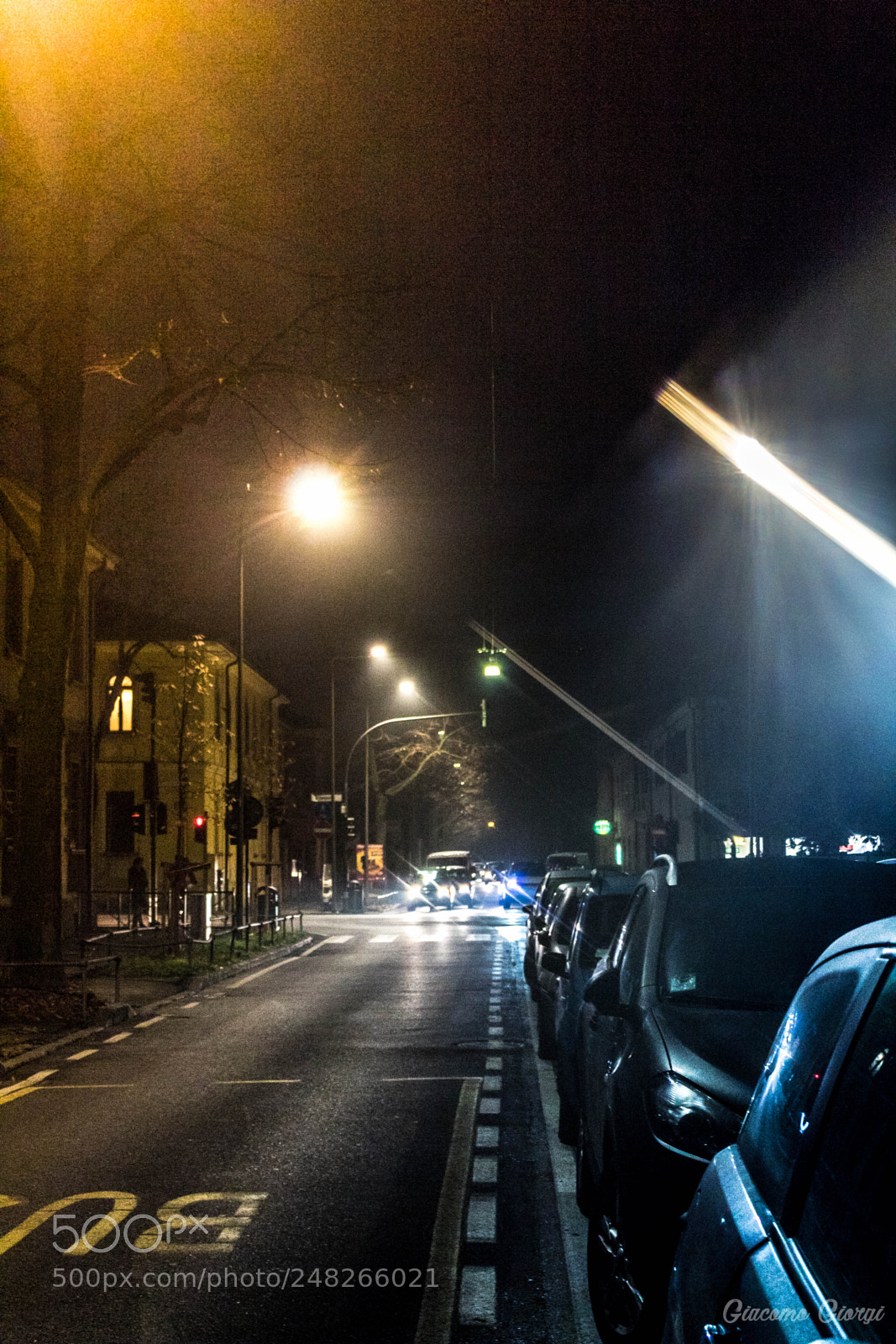Canon EOS 1300D (EOS Rebel T6 / EOS Kiss X80) sample photo. Reflections in the streets photography