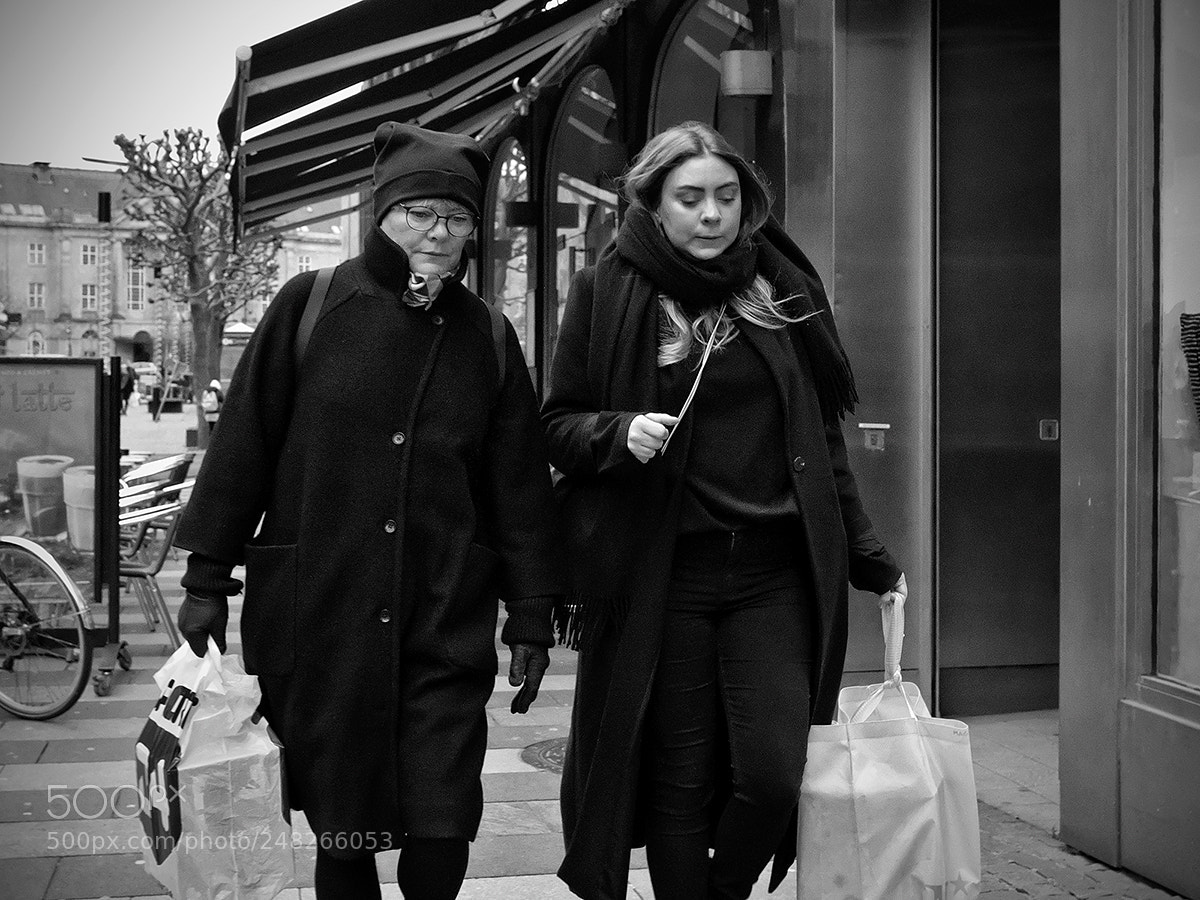 Fujifilm X-Pro2 sample photo. Shopping couple 3 photography
