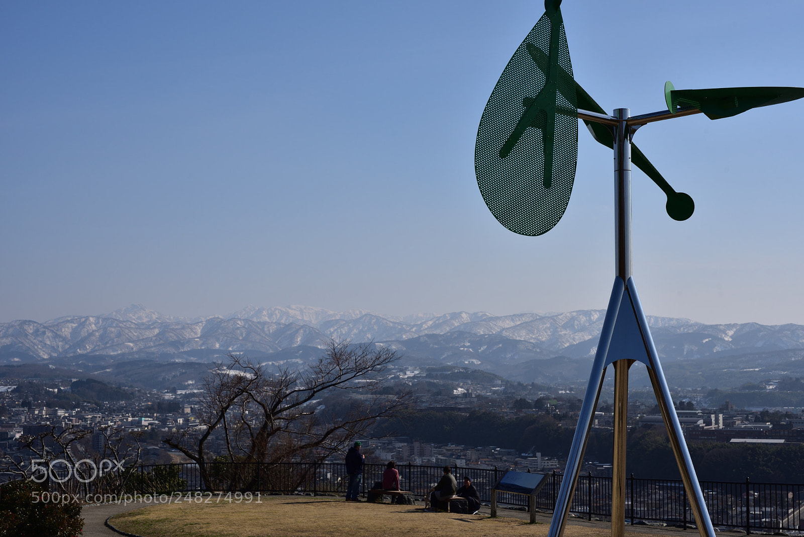 Nikon AF-S Micro-Nikkor 60mm F2.8G ED sample photo. モニュメント「風の樹」。正面に薄っすらと白山が見える。金沢卯辰山見晴台 photography