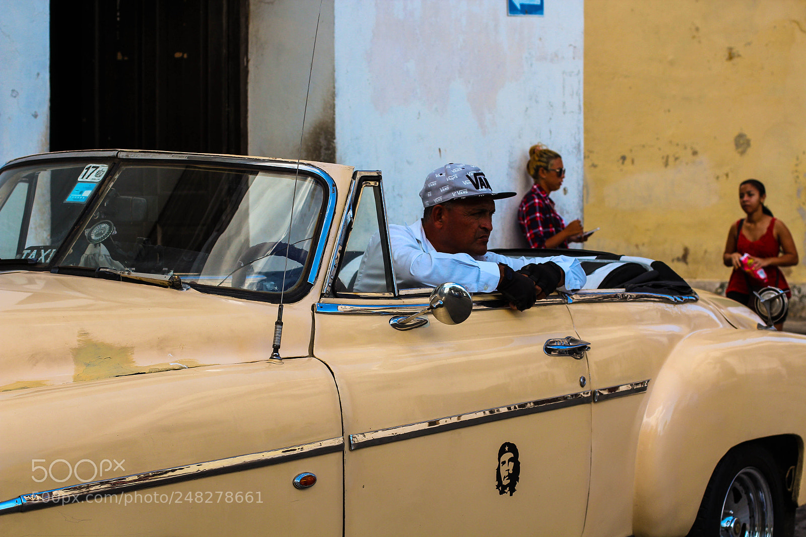 Canon EOS 600D (Rebel EOS T3i / EOS Kiss X5) sample photo. Taxista cubano photography