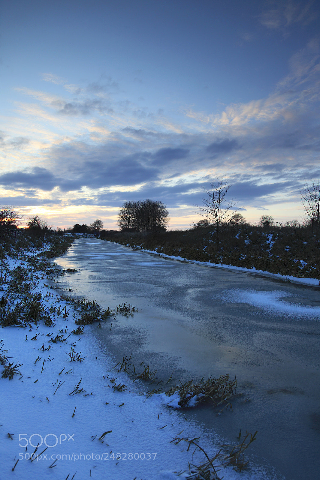 Canon EOS 5D Mark II sample photo. Winter frost, river welland photography