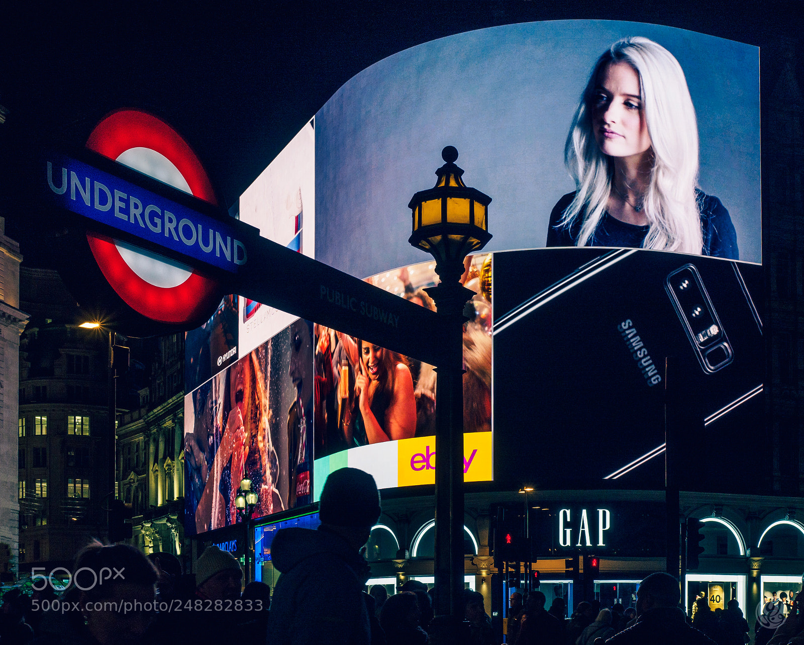 Olympus OM-D E-M10 II sample photo. Piccadilly circus photography