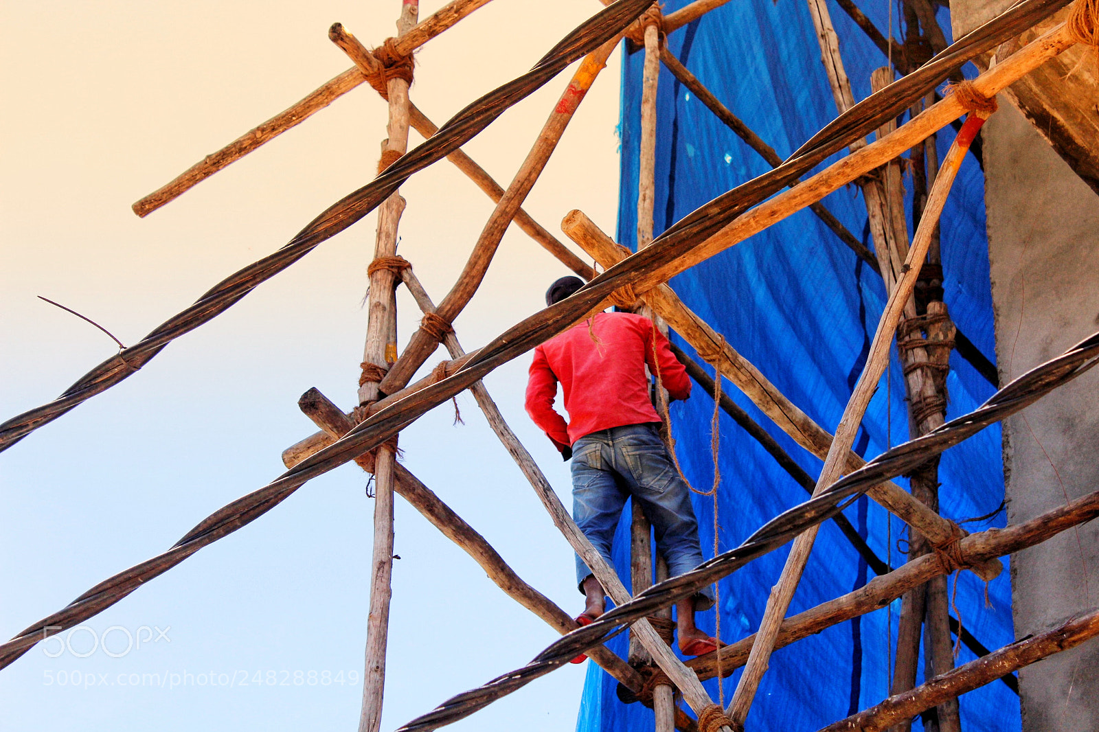 Canon EOS 700D (EOS Rebel T5i / EOS Kiss X7i) sample photo. Climbing to escape the photography
