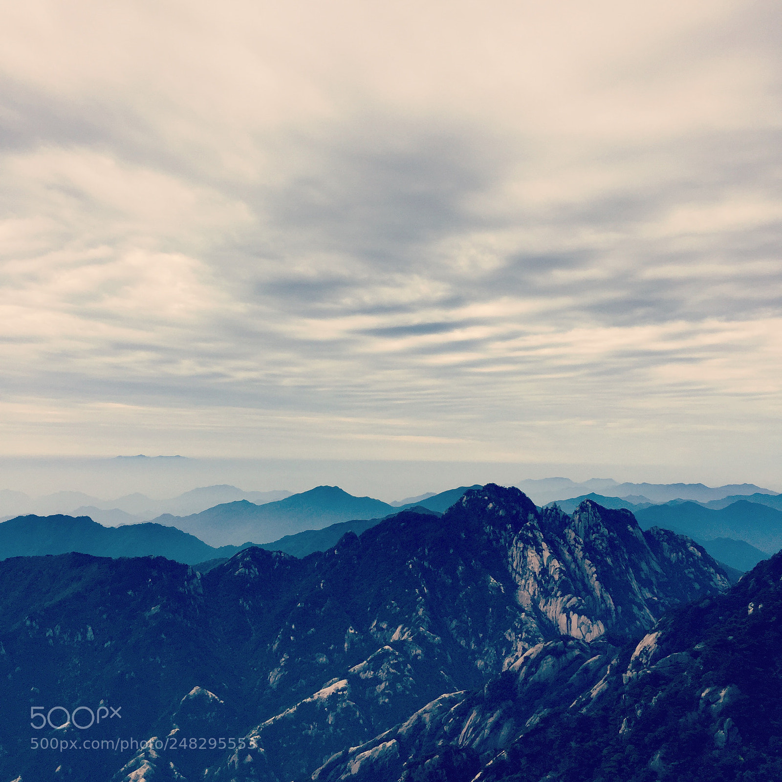 Apple iPhone 6 sample photo. 黃山是雲霧之鄉，以峰為體，以雲為衣，站立在光明頂上，盡收眼底 photography