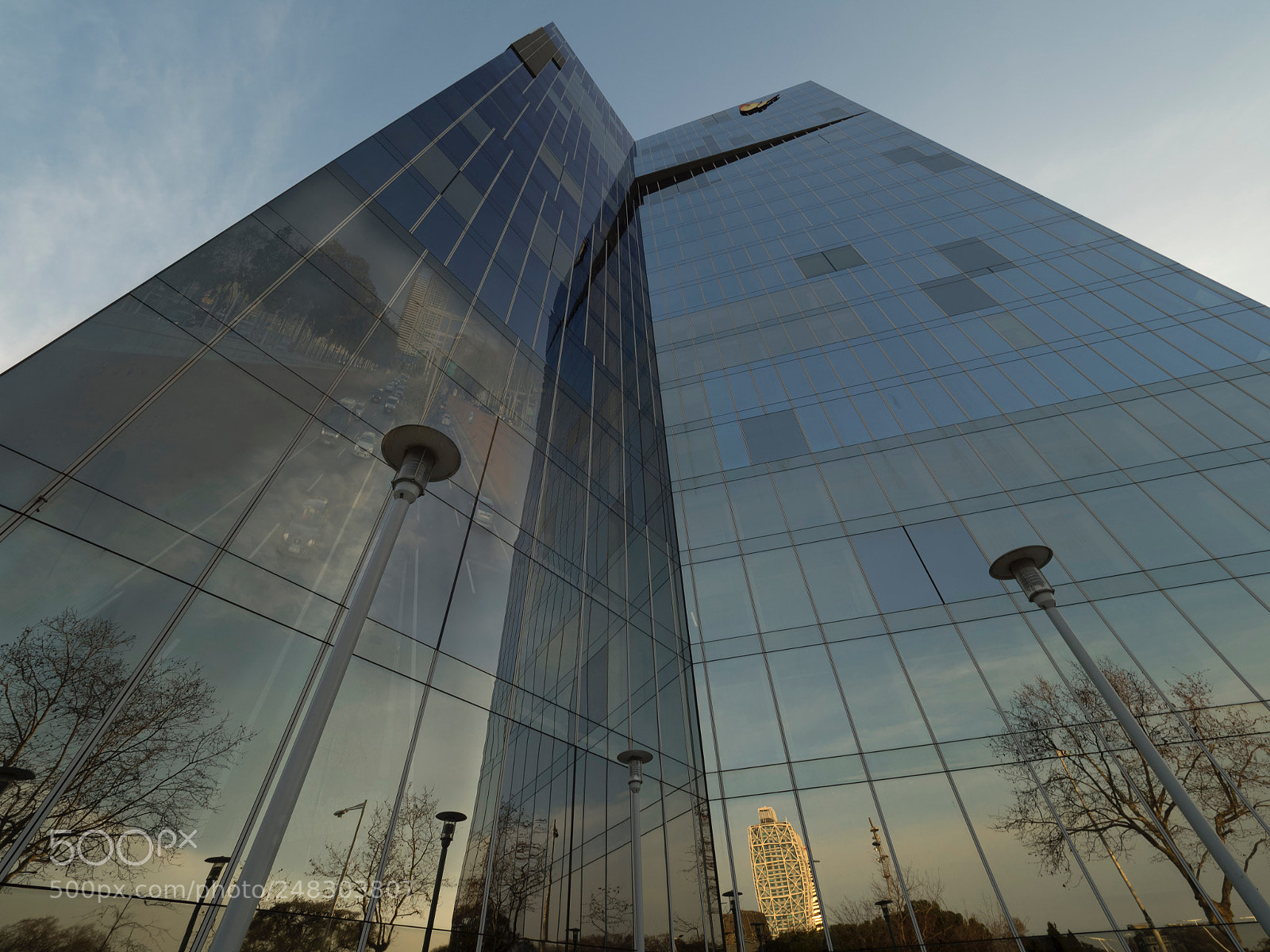 Olympus OM-D E-M1 Mark II sample photo. ... edificio transitado photography