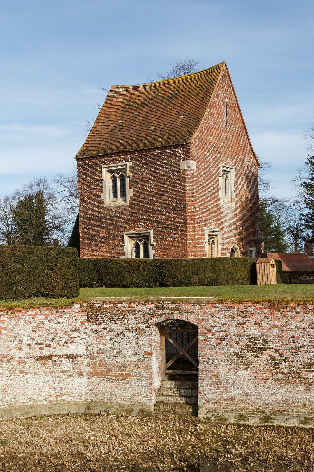 Canon EOS 1200D (EOS Rebel T5 / EOS Kiss X70 / EOS Hi) sample photo. Tattershall castle - guard photography