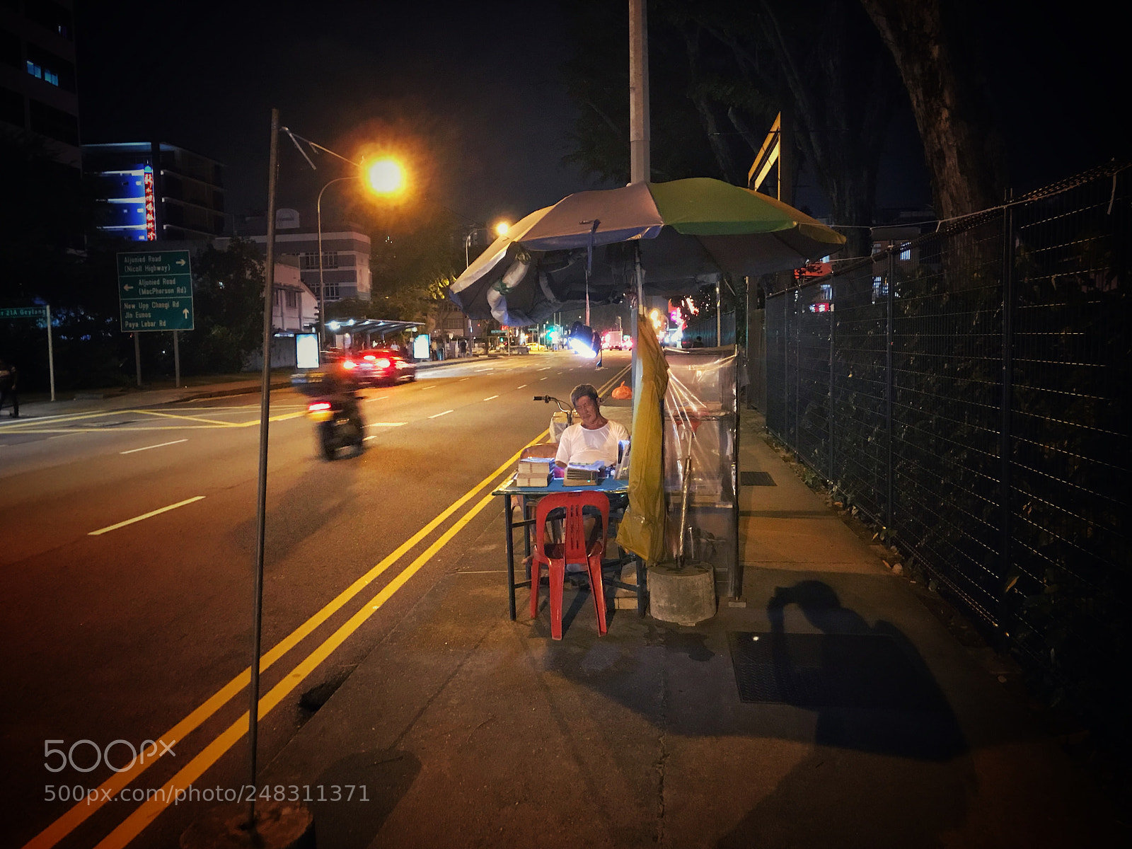 Apple iPhone 7 Plus sample photo. Streetlife photography