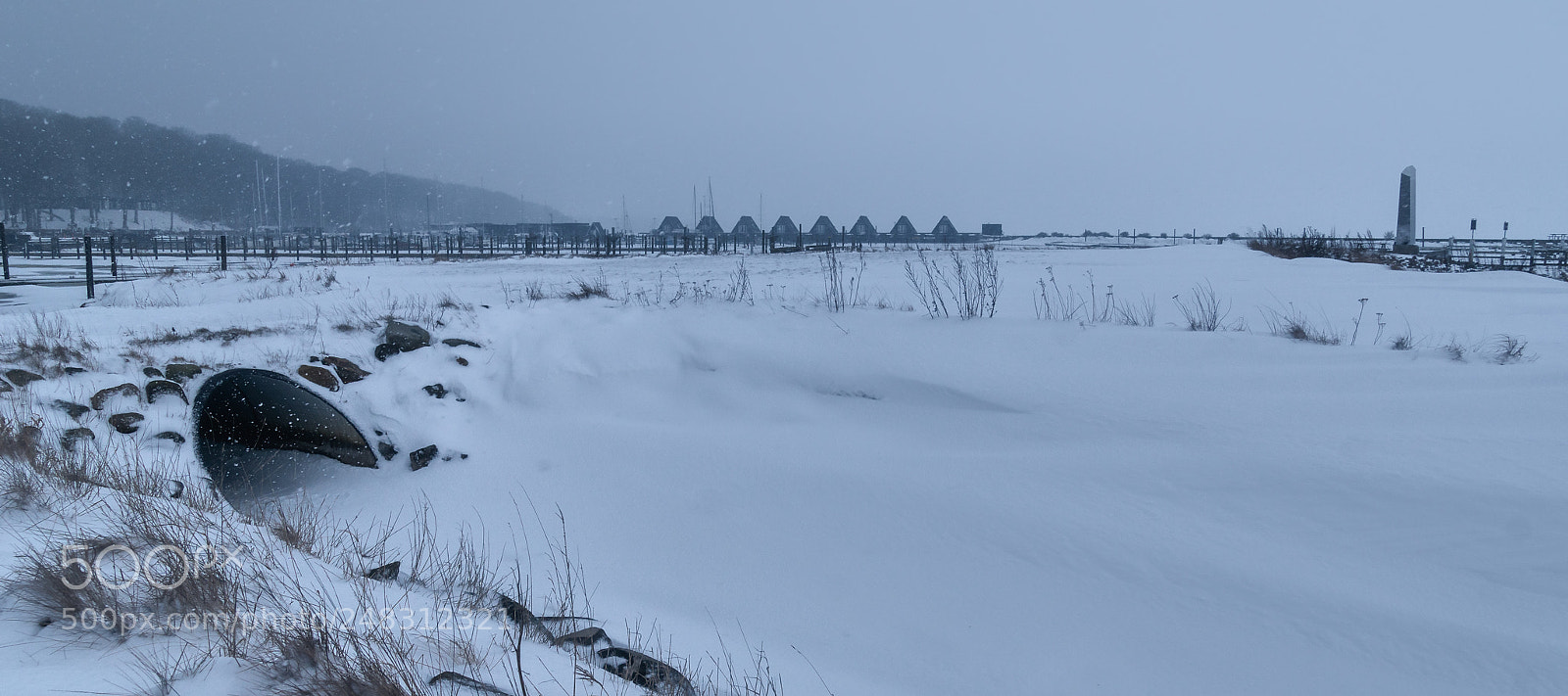 Sony ILCA-77M2 sample photo. On the wintry beach photography