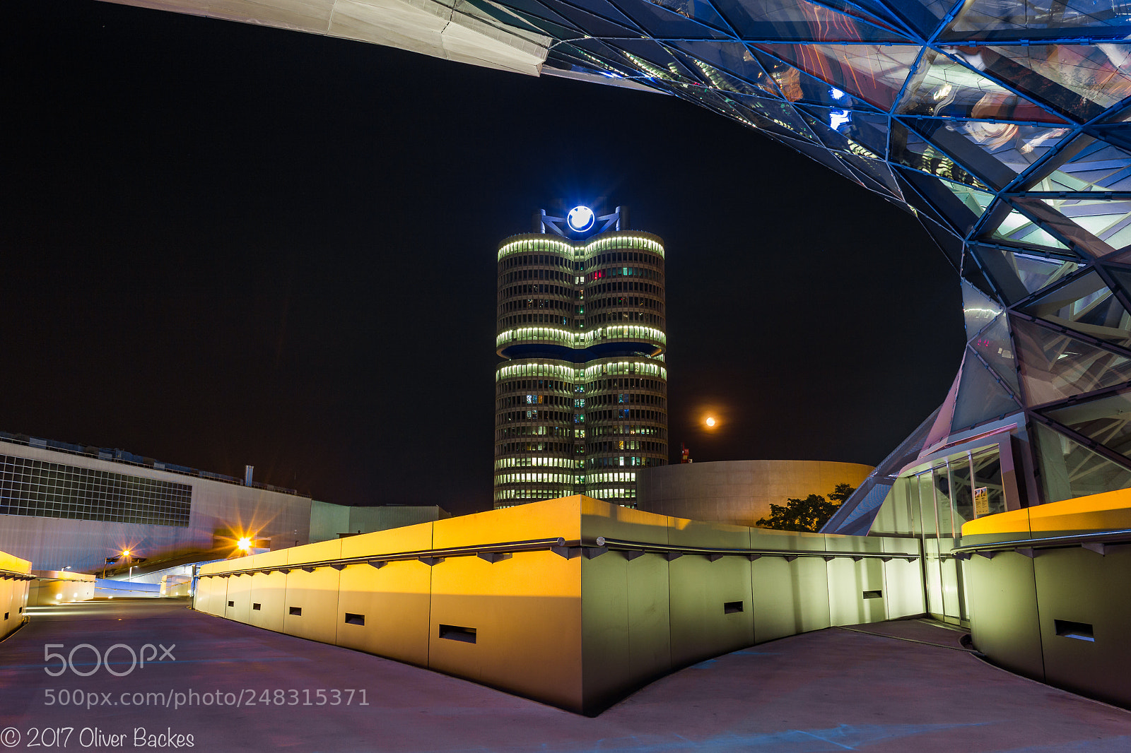 Canon EOS 550D (EOS Rebel T2i / EOS Kiss X4) sample photo. Bmw welt bei vollmond photography