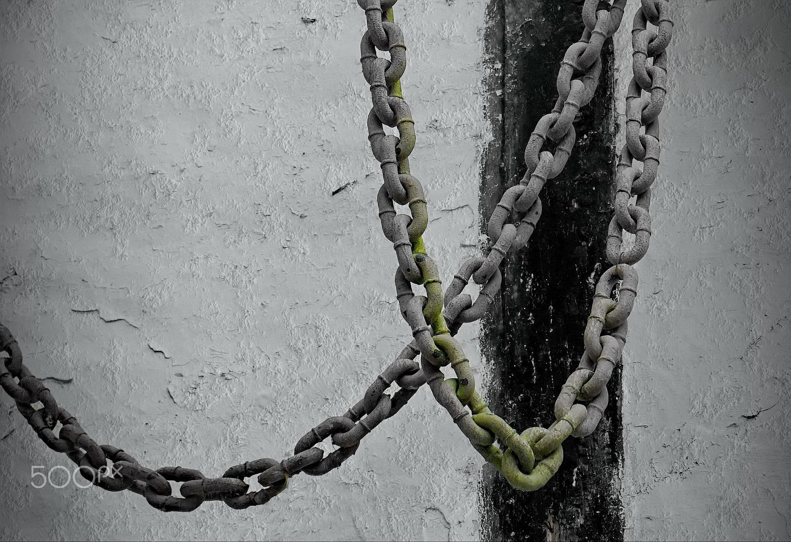 Sony FE 28-70mm F3.5-5.6 OSS sample photo. Chains photography