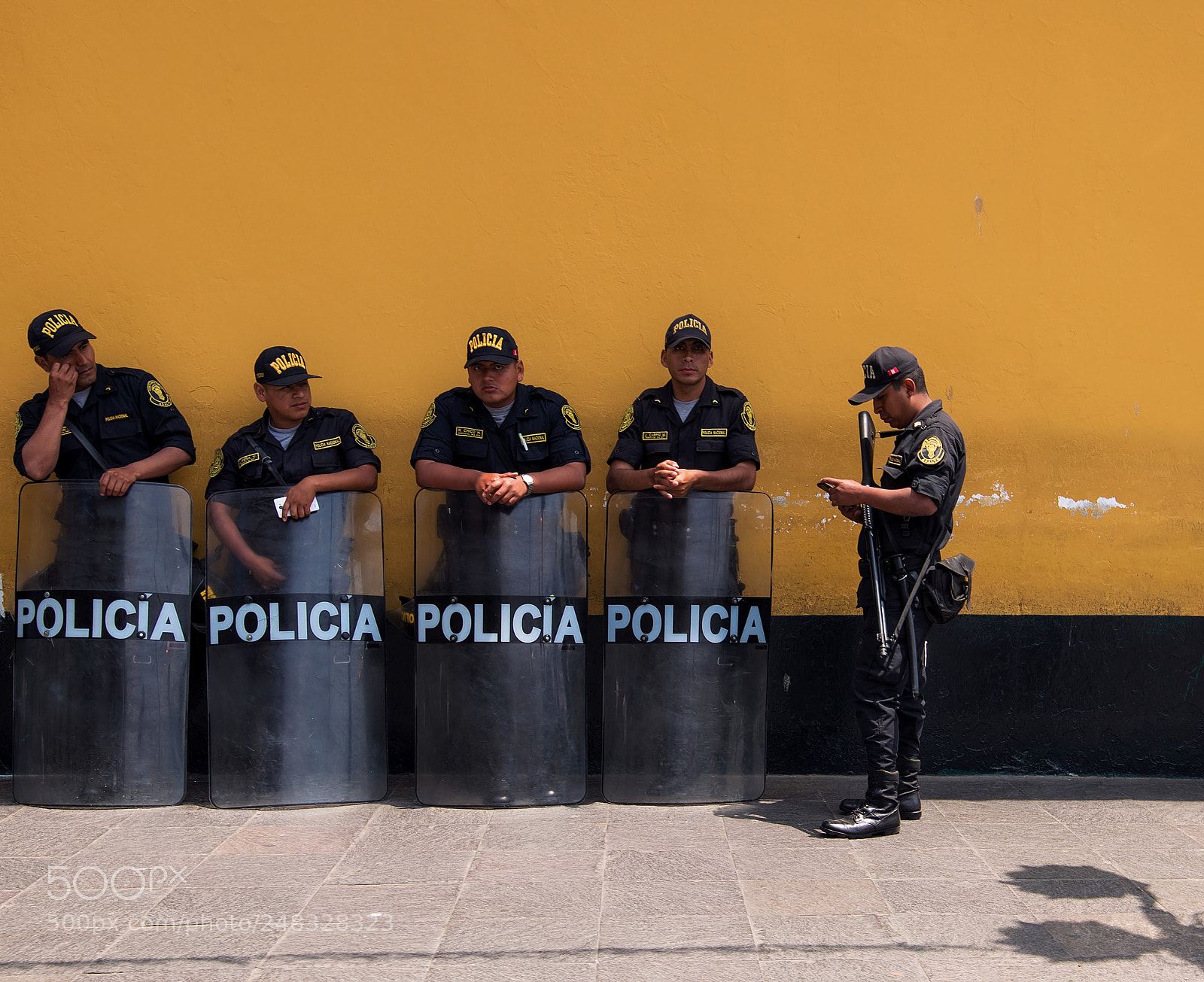Canon EOS-1D X Mark II sample photo. Police in relax photography