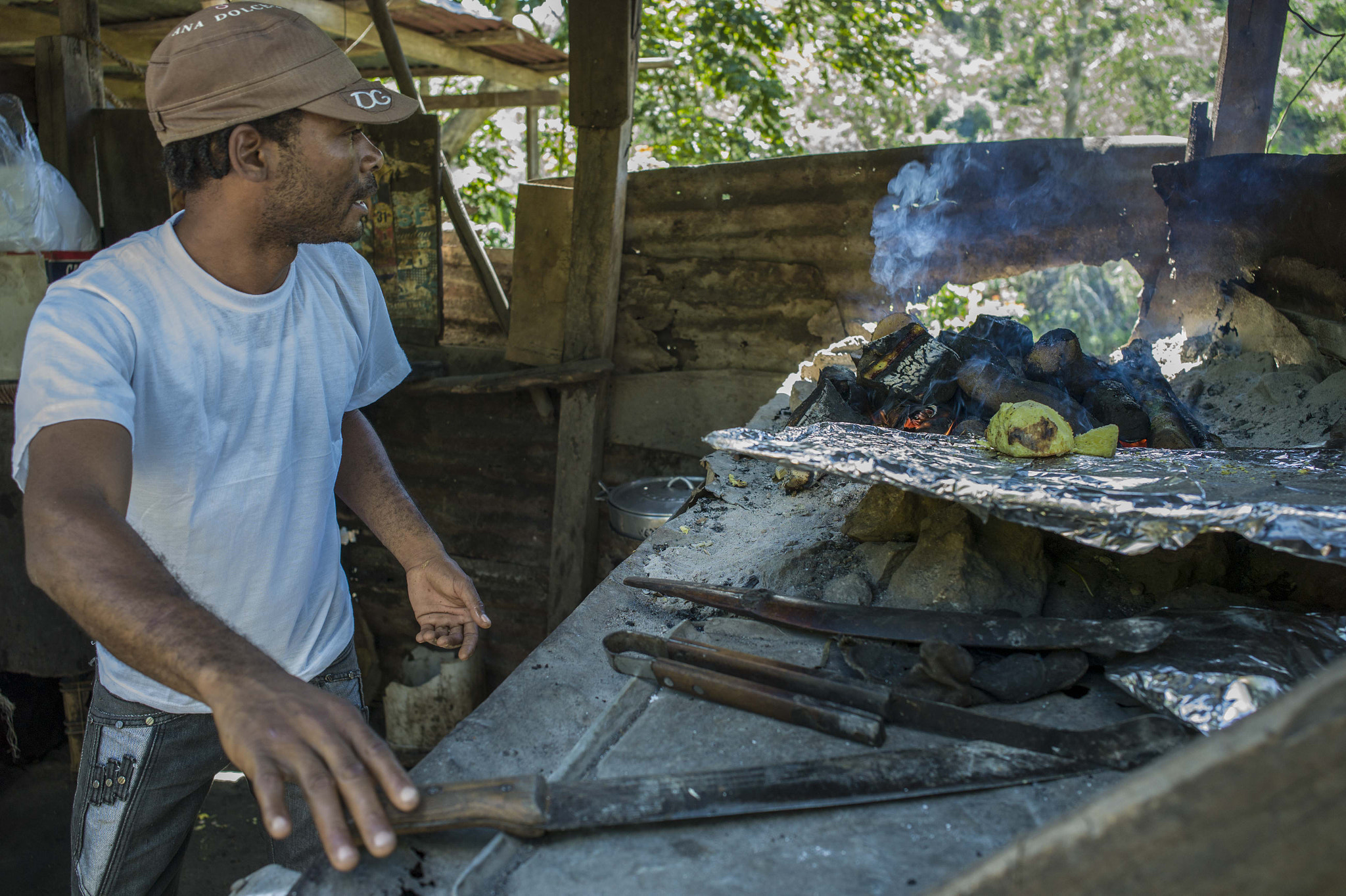 Leica M9 sample photo. Roadside jerk stop photography