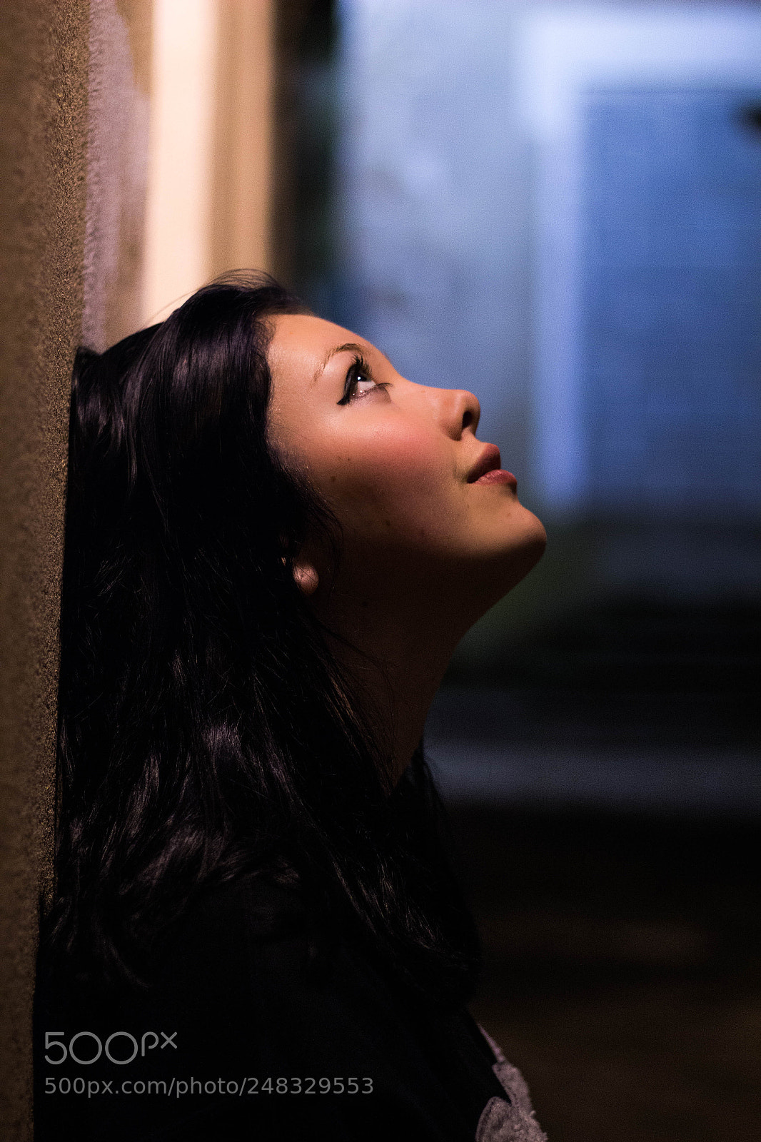 Canon EOS 100D (EOS Rebel SL1 / EOS Kiss X7) sample photo. The girl looking up photography