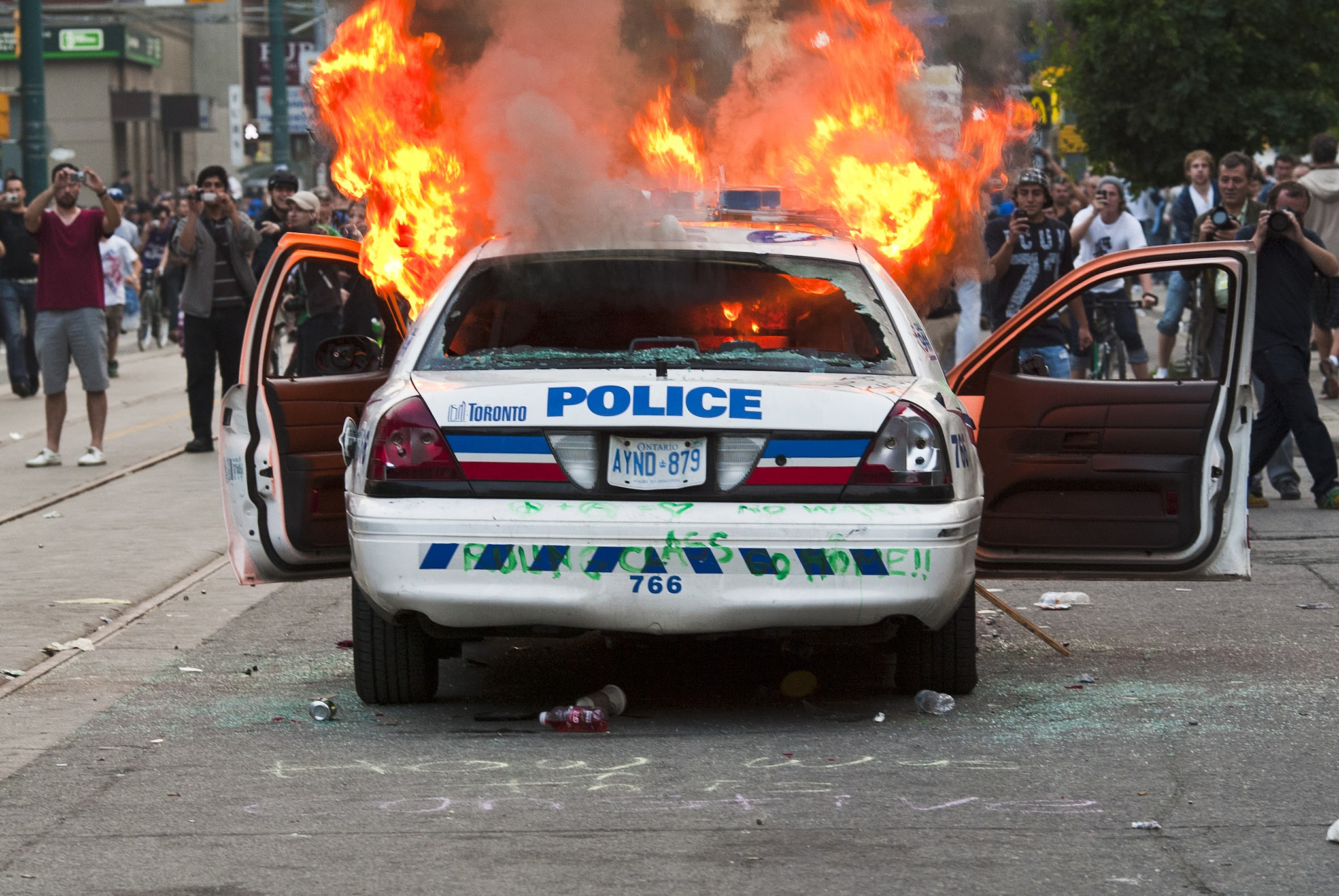 Canon EOS-1D sample photo. Police car in flames (g20 toronto) photography