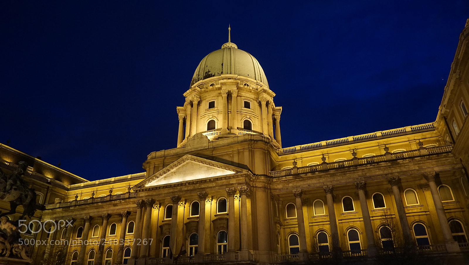 Sony E 16-50mm F3.5-5.6 PZ OSS sample photo. Budapest at night banquet photography