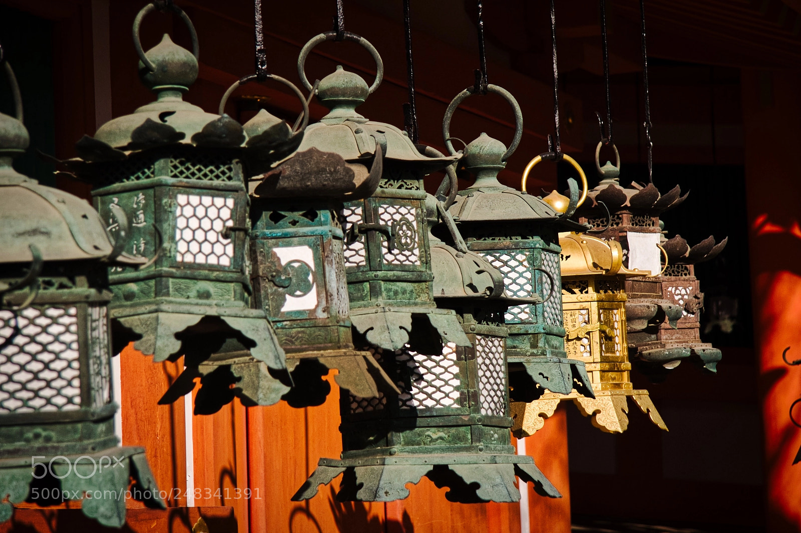 Canon EOS 20D sample photo. Sole gold lantern photography