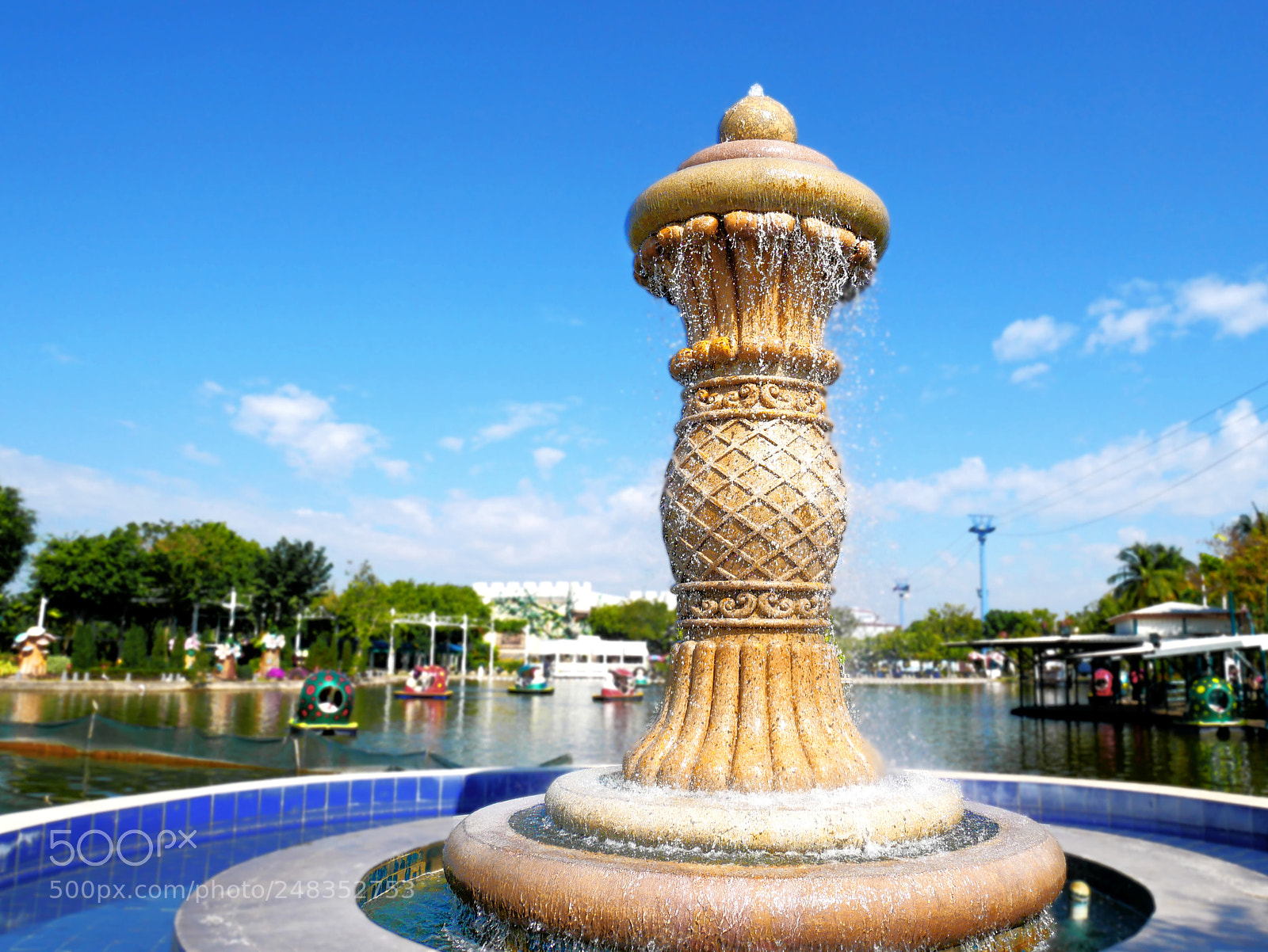 Panasonic Lumix DMC-GX85 (Lumix DMC-GX80 / Lumix DMC-GX7 Mark II) sample photo. Fountain with dripping water photography