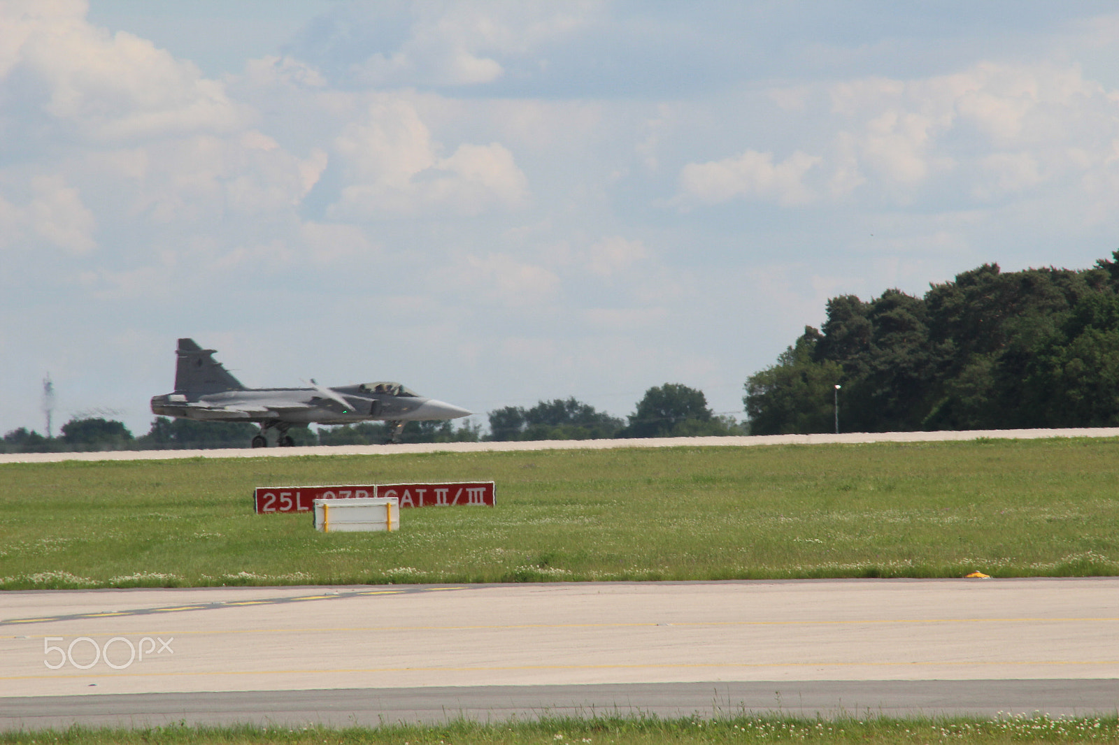 Canon EOS 600D (Rebel EOS T3i / EOS Kiss X5) sample photo. Ready for take off photography