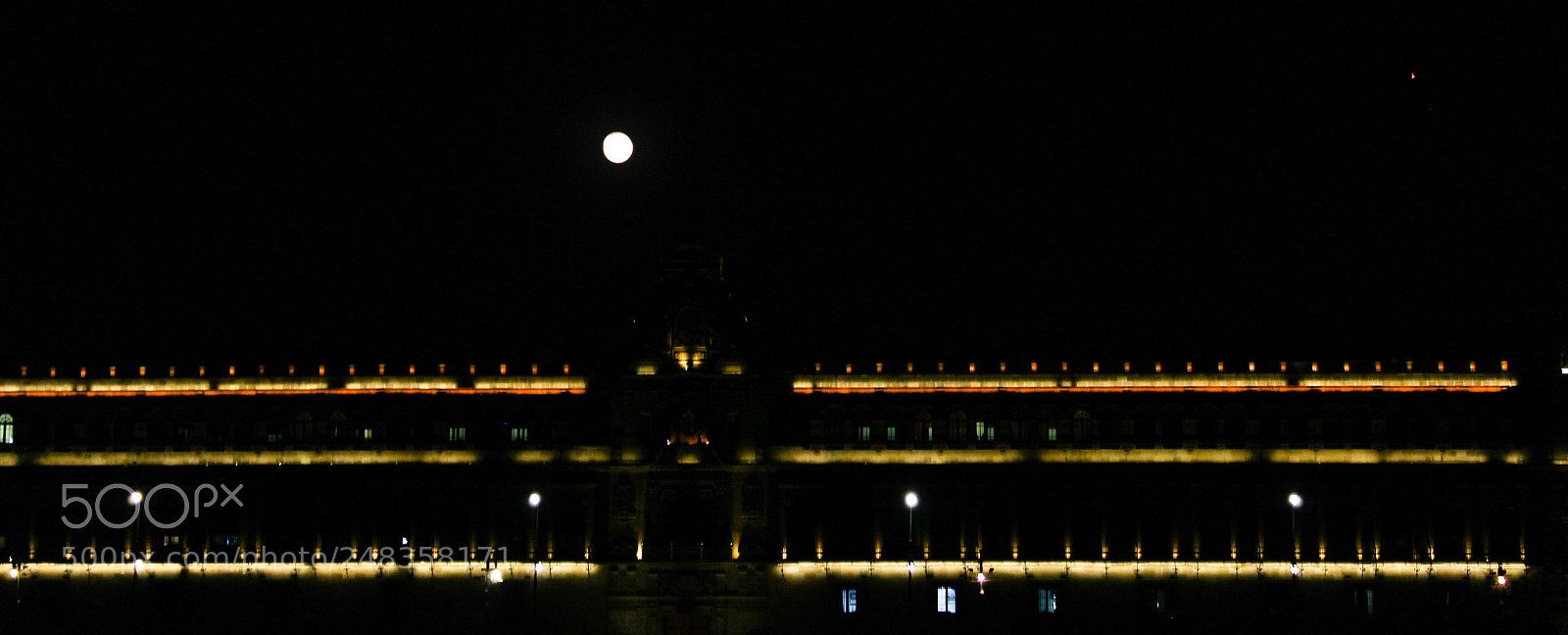 Canon EOS 1200D (EOS Rebel T5 / EOS Kiss X70 / EOS Hi) sample photo. Moon over palacio nacional photography