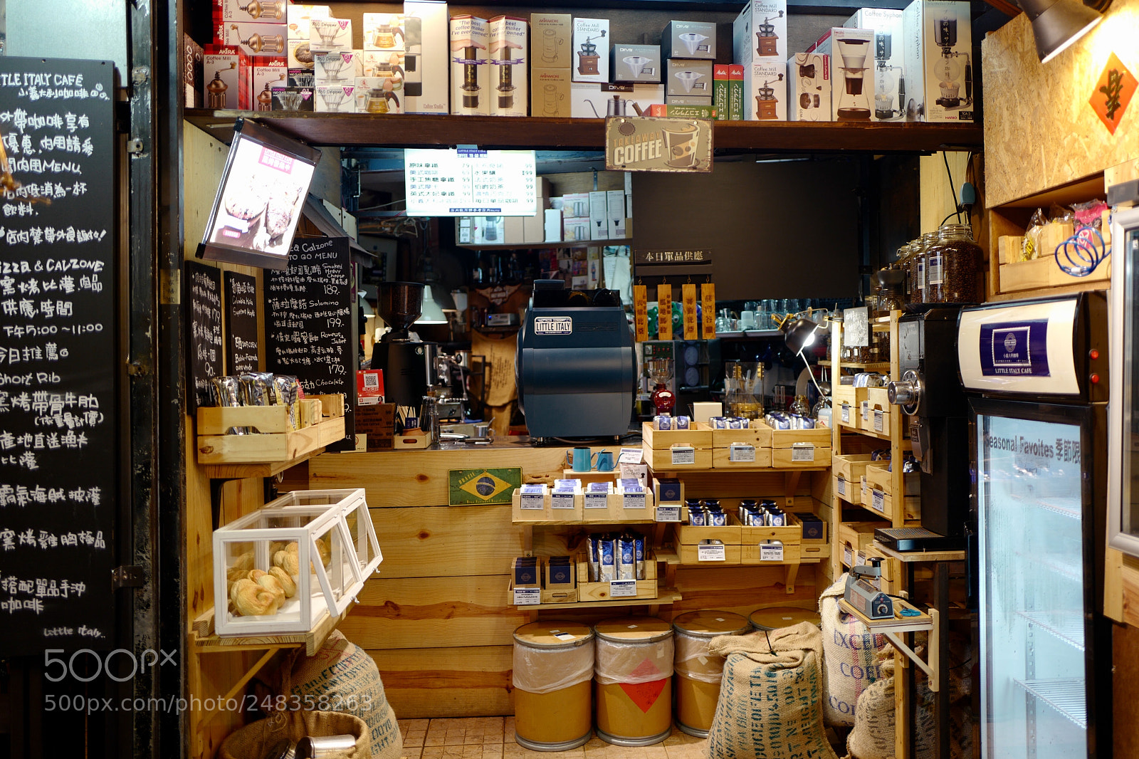 Leica Q (Typ 116) sample photo. 一家小咖啡店，是我喝過最苦的咖啡 photography