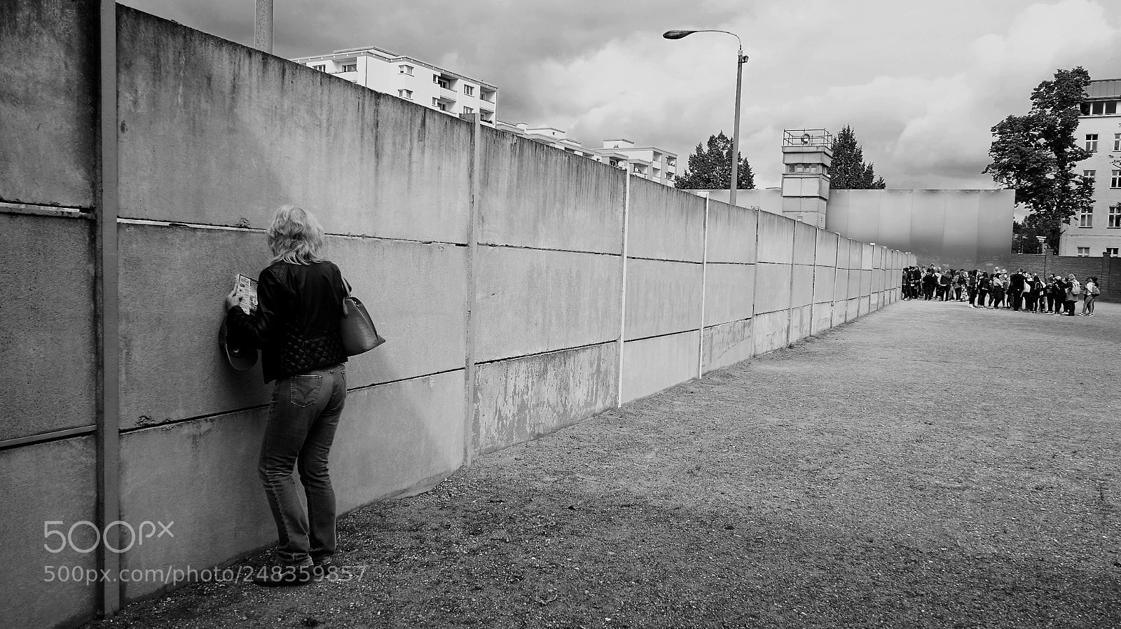 Sony a7 sample photo. Peeking photography