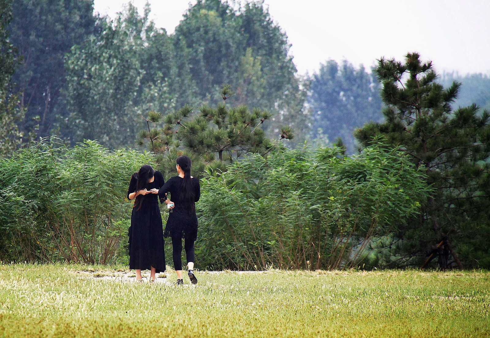 Canon EOS 50D sample photo. 两个素颜 一袭黑衣 photography
