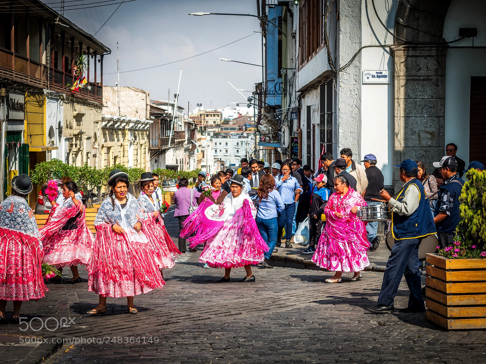 Olympus OM-D E-M5 II sample photo. Dancing in arequipa photography