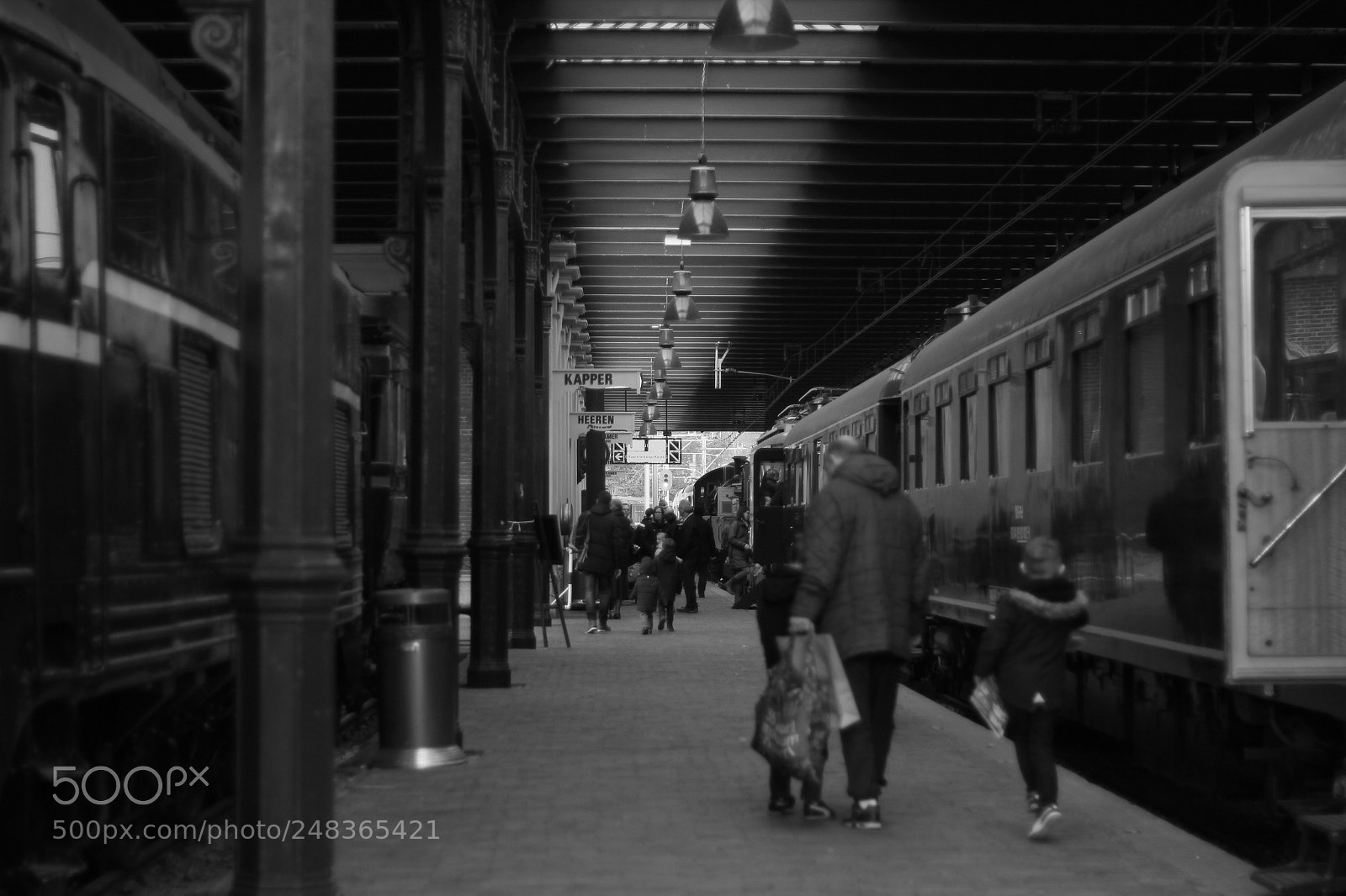 Canon EOS 600D (Rebel EOS T3i / EOS Kiss X5) + Canon EF 50mm F1.8 II sample photo. Railroad station photography