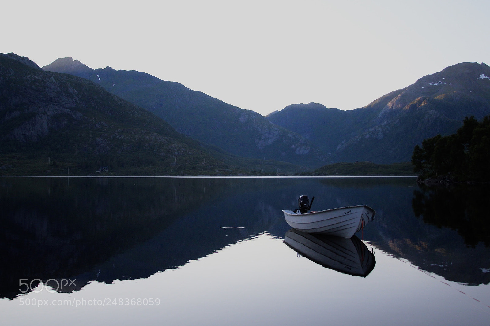 Canon EOS 1300D (EOS Rebel T6 / EOS Kiss X80) sample photo. Calm lake somewhere in photography