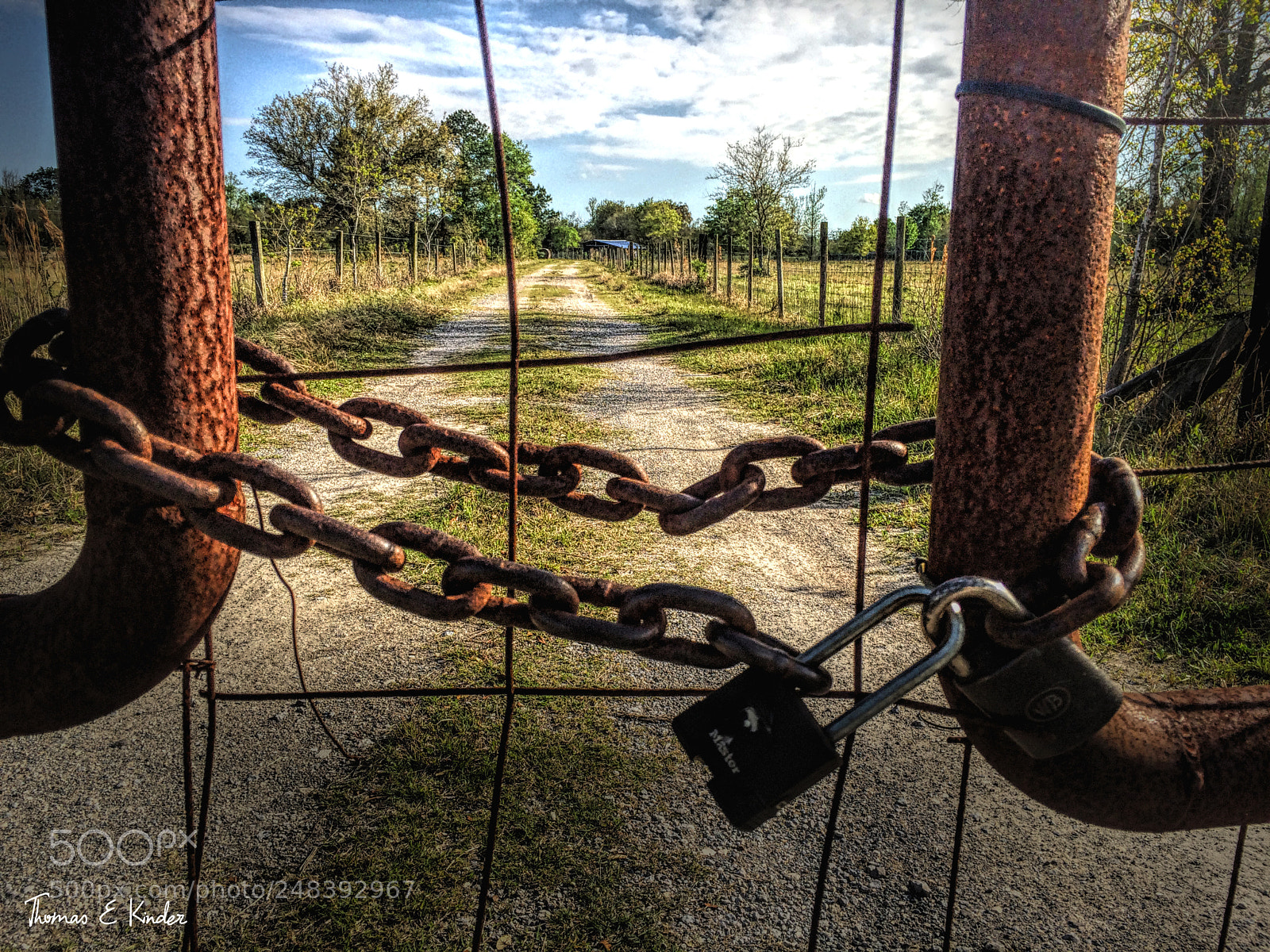 Apple iPhone 5s sample photo. Looking through the gate photography