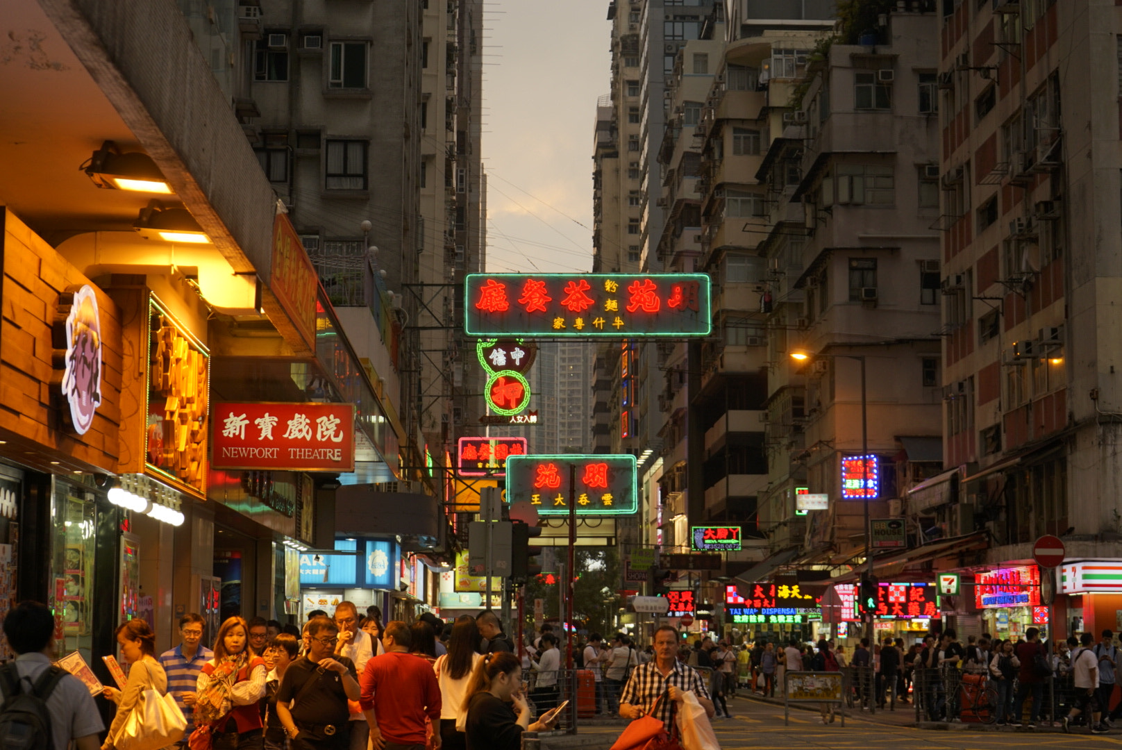 Sony FE 28-70mm F3.5-5.6 OSS sample photo. Hong kong daily live - mong kok photography