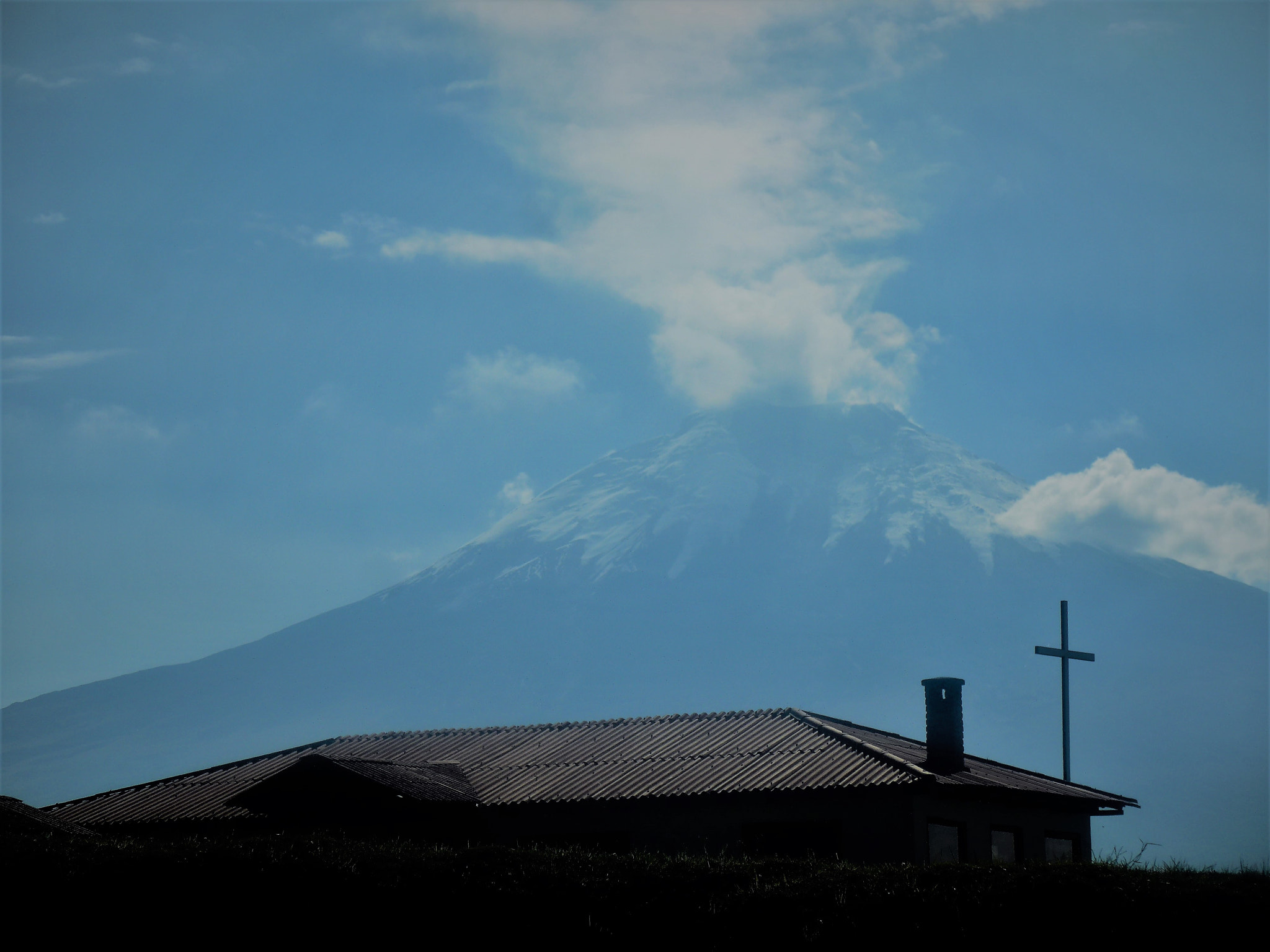 Panasonic Lumix DMC-LF1 sample photo. Cotopaxi volcano with cross photography