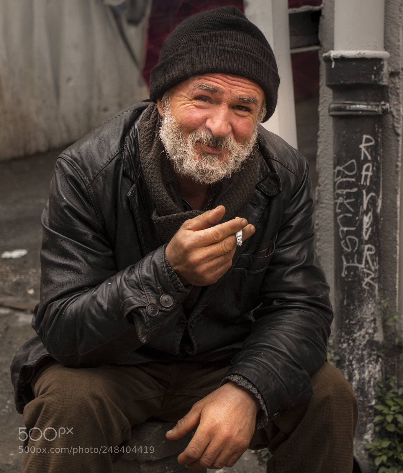 Canon EOS 600D (Rebel EOS T3i / EOS Kiss X5) sample photo. The old man smoking photography
