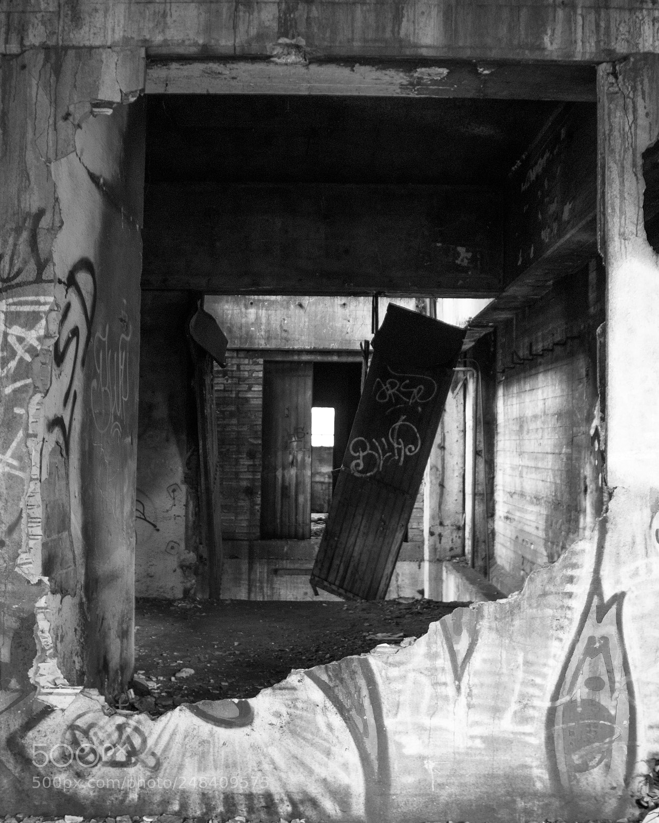 Canon EOS 200D (EOS Rebel SL2 / EOS Kiss X9) sample photo. The door photography